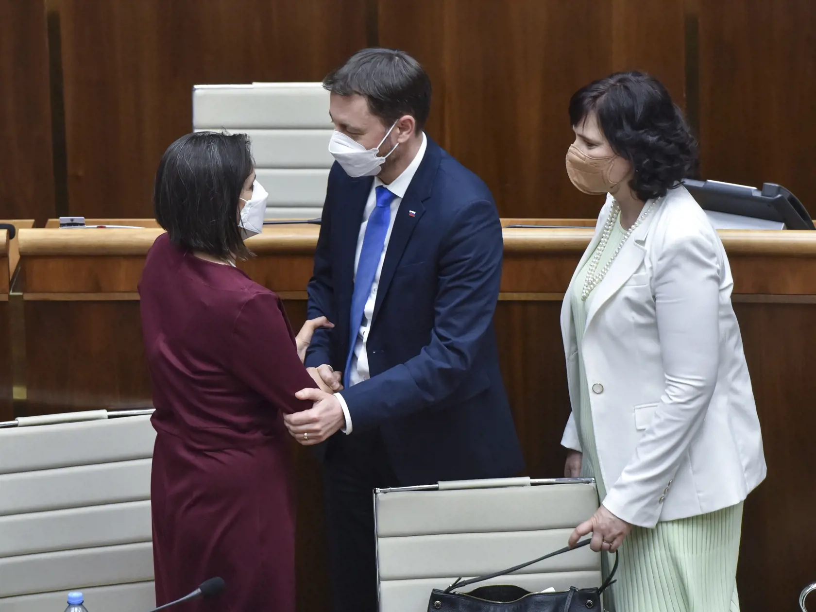 Viacerí funkcionári strany sú nespokojní s tým, ako stranu vedie Veronika Remišová. Jeden z dôvodov bolo aj to, že počas vládnej krízy uvažovala nad možnosťou trojkoalície.