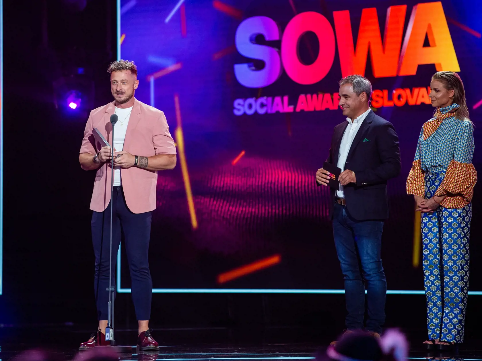 Galavečer Social Awards Slovakia "SOWA" v Bratislave.  Na snímke MIlan Bez mapy, Nela Pocisková a Filip Tůma.