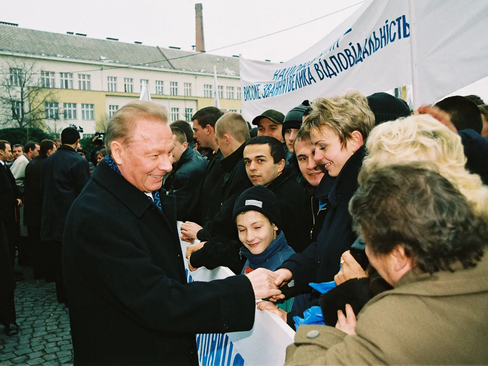 Rudolf Schuster na návšteve Ukrajiny sa pozdravuje s miestnymi ľuďmi.