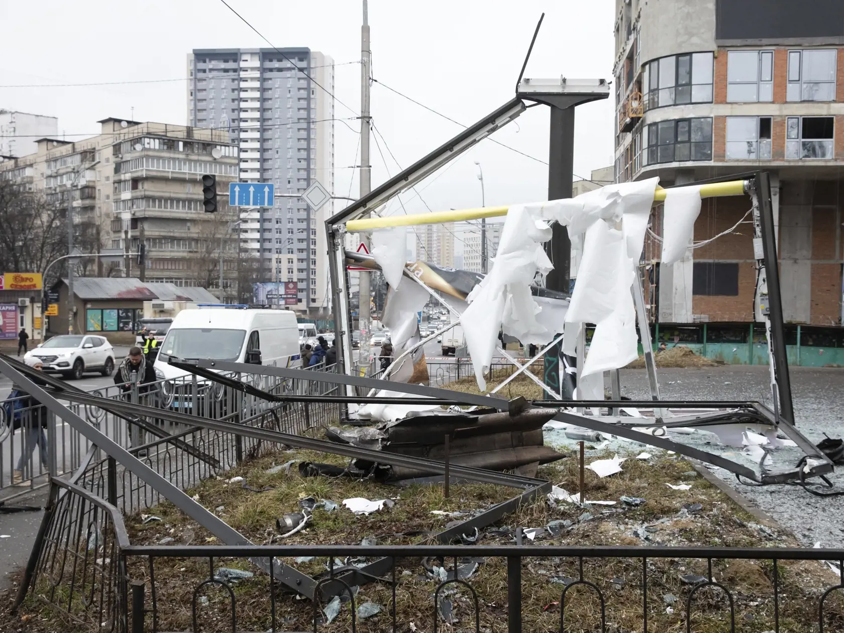 Ľudia kontrolujú materiálne škody po ostreľovaní ruskou armádou v Kyjeve.