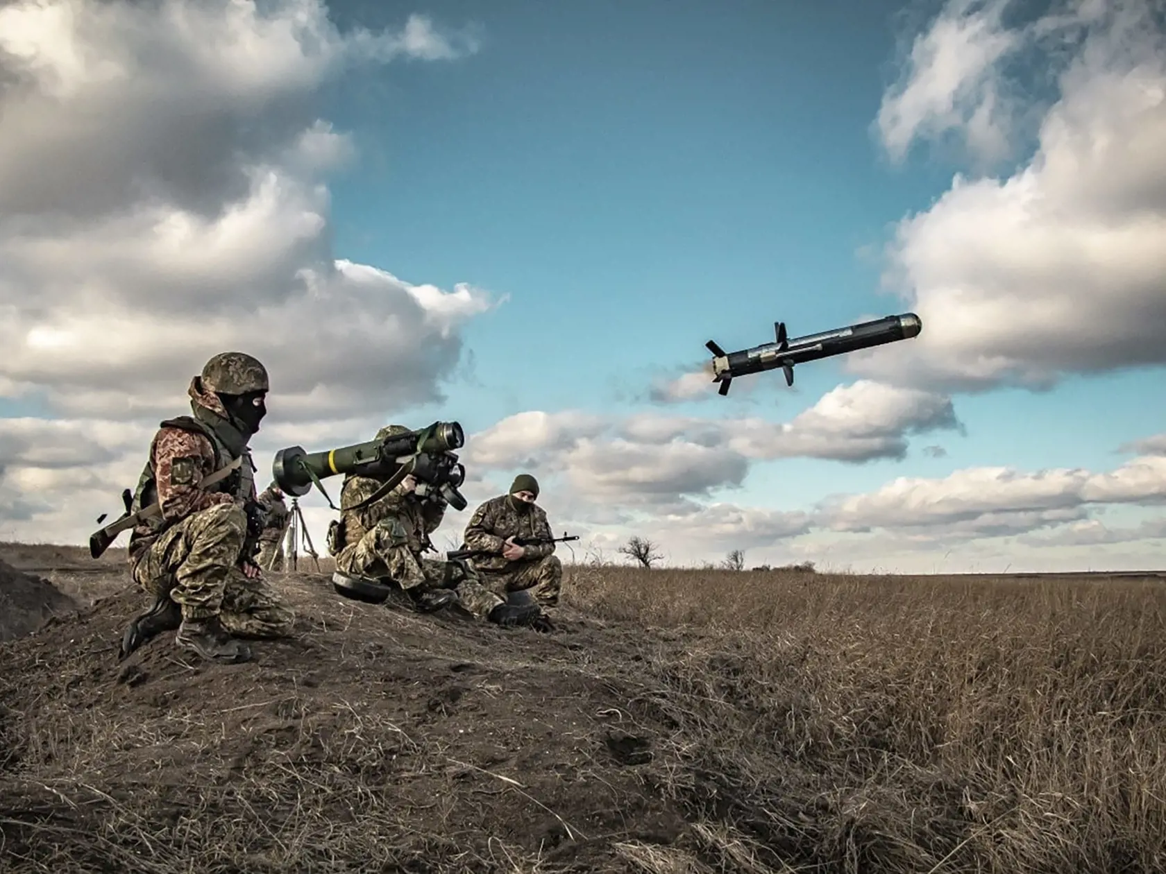 Ukrajinskí vojaci používajú odpaľovacie zariadenie s americkými raketami Javelin počas vojenských cvičení v Doneckej oblasti na východe Ukrajiny.