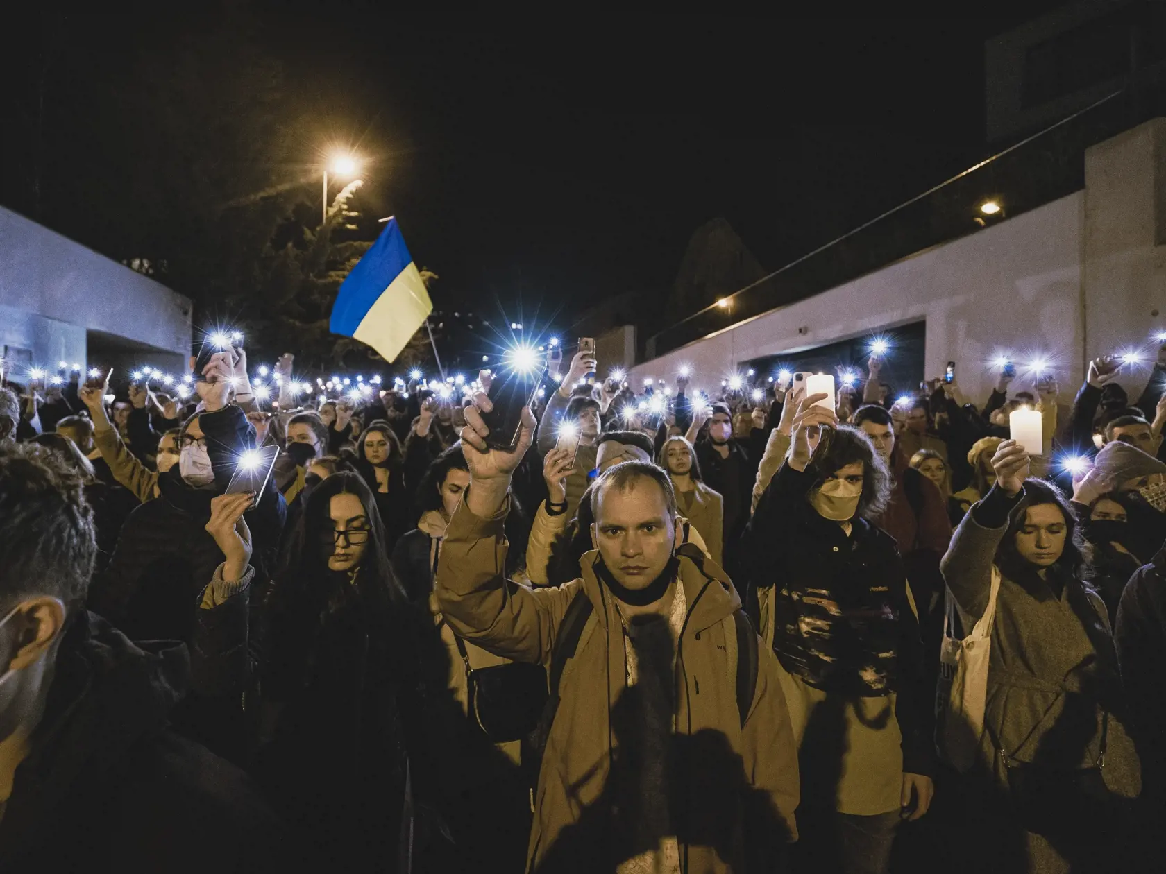 V deň napadnutia Ukrajiny  sa v Bratislave zišli stovky ľudí na Sviečkovom pochode za mier na Ukrajine.