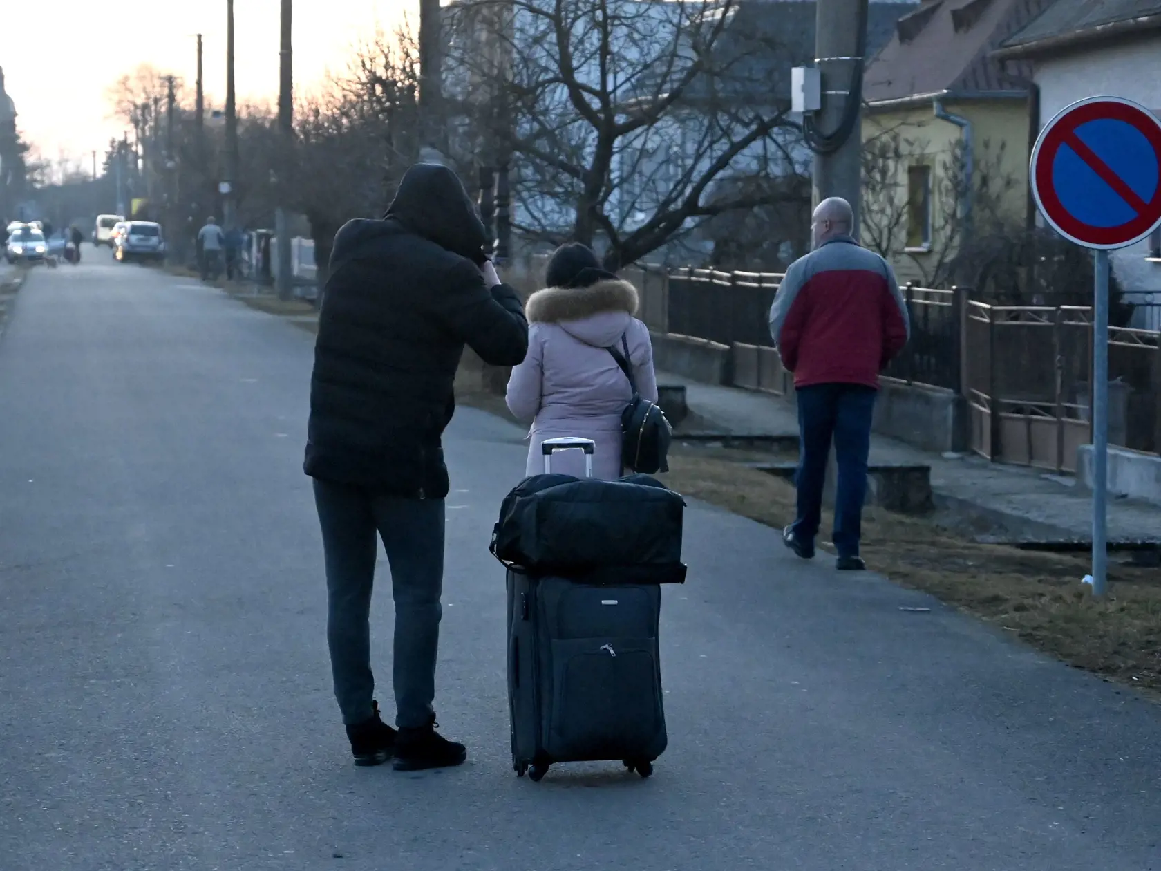 Ukrajinci prichádzajú na územie Slovenska cez hraničný priechod pre peších a cyklistov Veľké Slemence - Mali Selmenci vo štvrtok 24. februára 2022.