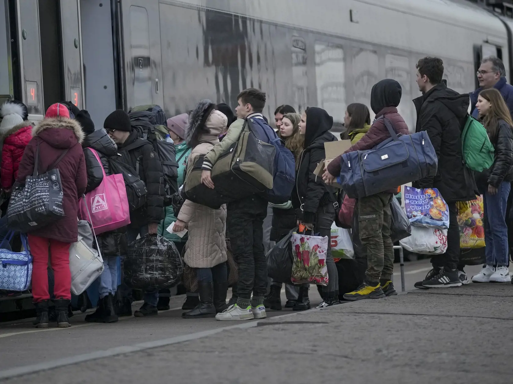 V meste Kramatorsk v Doneckej oblasti na Ukrajine vo štvrtok 24. februára 2022 ľudia nastupujú na vlak do Kyjeva.