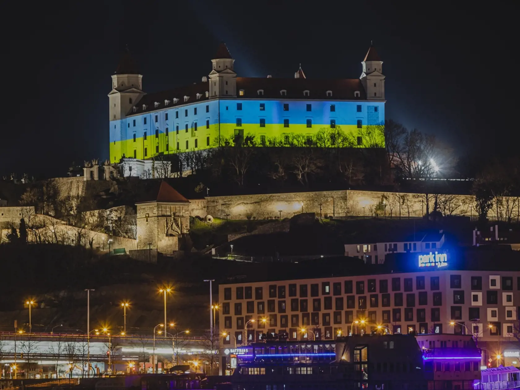 Bratislavský hrad sa na znak solidarity rozsvietil vo farbách Ukrajiny.