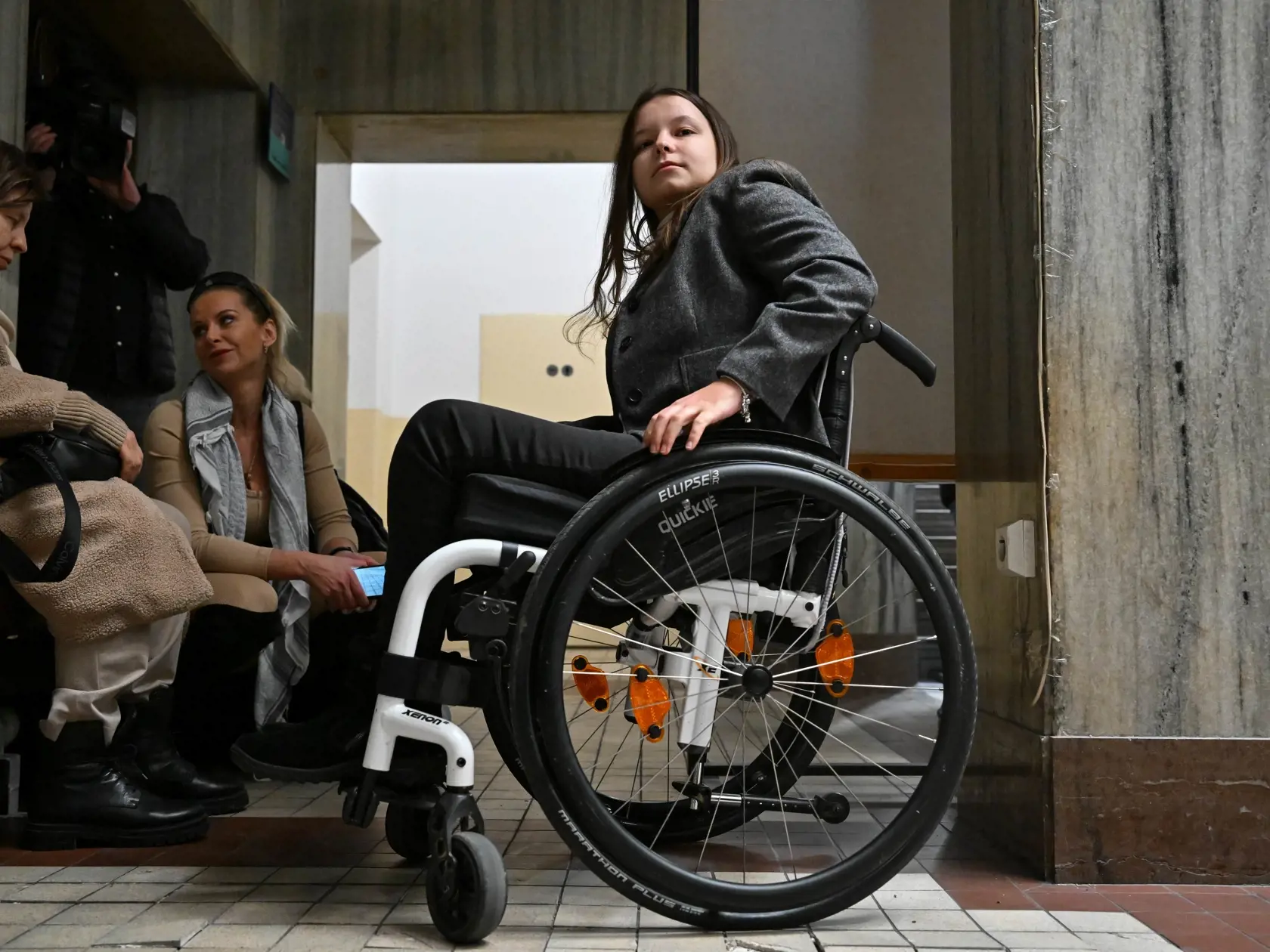 Na snímke poškodená kadetka Akadémia Policajného zboru (PZ) Michalea H., ktorú postrelil vtedajší pedagóg obžalovaný Vladimír Š. prichádza na pojednávanie Mestského súdu Bratislava I v piatok 16. februára 2024 v Bratislave. FOTO TASR - Pavol Zachar
