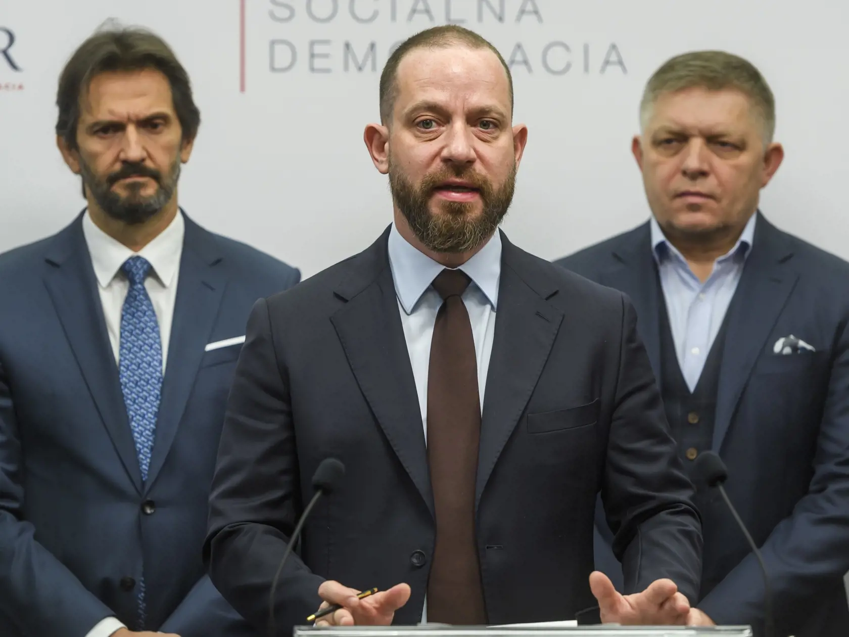 Na snímke zľava člen predsedníctva strany Smer-SD, vicepremiér a minister obrany SR Robert Kaliňák, advokát Marek Para a premiér SR a predseda strany Smer-SD Robert Fico počas tlačovej konferencie k posledným obvineniam poslanca Národnej rady (NR) SR a predsedu Výboru NR SR pre obranu a bezpečnosť Tibora Gašpara v Bratislave v nedeľu 10. decembra 2023. FOTO TASR - Jaroslav Novák