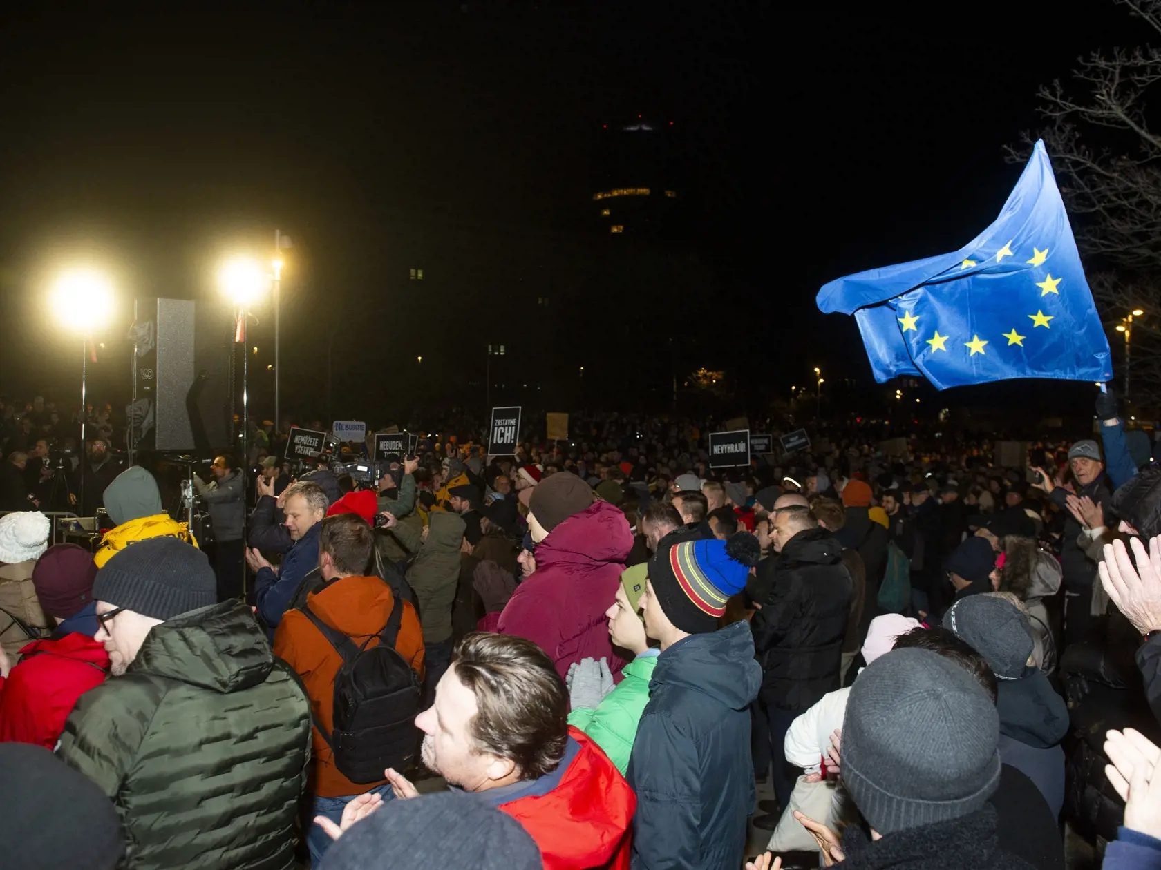 Na snímke účastníci opozičného protestu, ktorý spoločne zorganizovali strany Sloboda a Solidarita (SaS), Kresťanskodemokratické hnutia (KDH) a hnutie Progresívne Slovensko (PS) s názvom Zastavme ich pred budovou Úradu vlády SR v Bratislave vo štvrtok 7. decembra 2023. FOTO TASR - Jakub Kotian