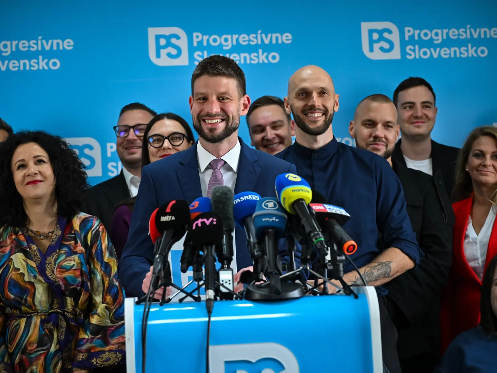 Na Slovensku sa v sobotu 30. septembra 2023 konali v poradí štvrté predčasné a celkovo deviate parlamentné voľby v ére samostatnosti. Na snímke uprostred predseda Progresívneho Slovenska (PS) Michal Šimečka počas tlačovej konferencie v Bratislave 1. októbra 2023. FOTO TASR - Pavol Zachar