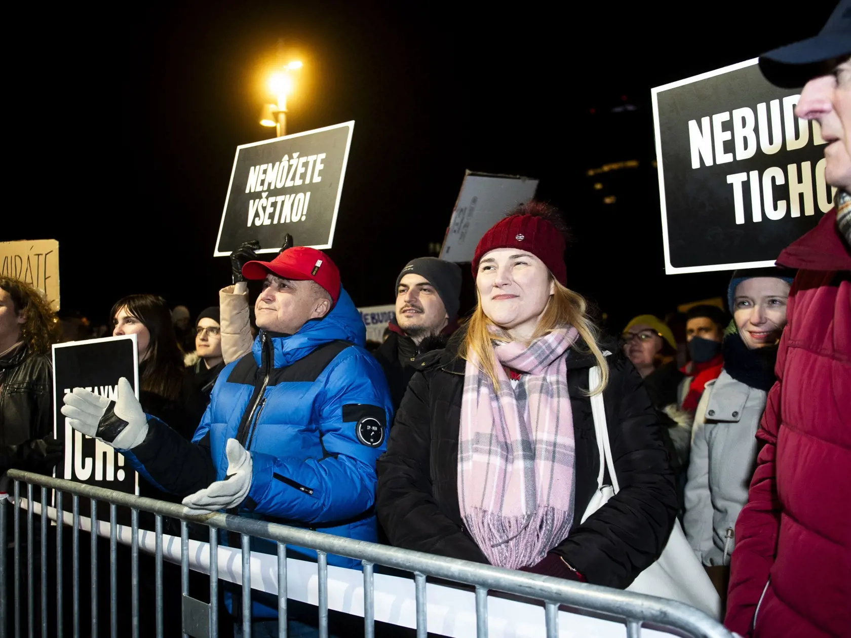 Na snímke účastníci opozičného protestu, ktorý spoločne zorganizovali Sloboda a Solidarita (SaS), Kresťanskodemokratické hnutie (KDH) a hnutie Progresívne Slovensko (PS) pod názvom Zastavme ich pred budovou Úradu vlády SR v Bratislave vo štvrtok 7. decembra 2023. FOTO TASR - Jakub Kotian