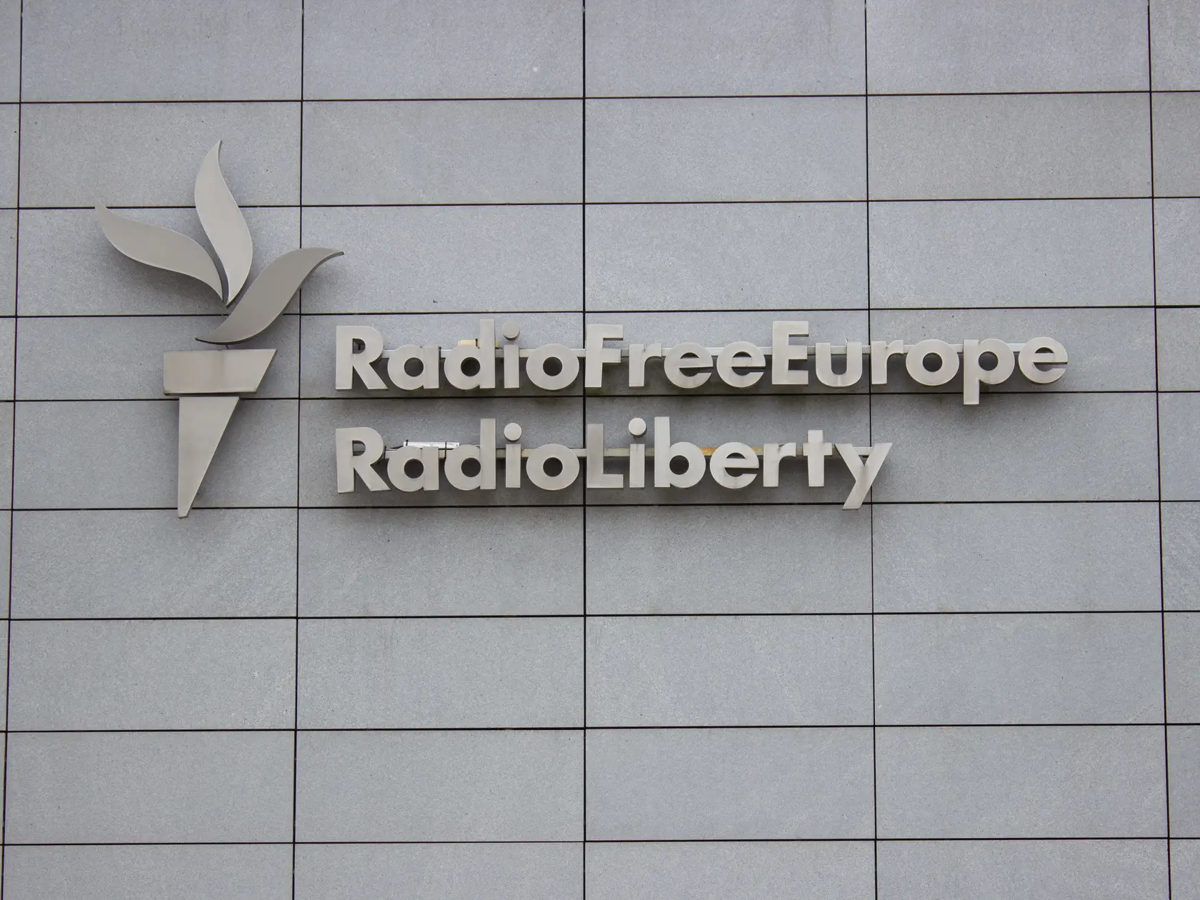 Na snímke Rádio Slobodná Európa - Rádio Sloboda (RFE/RL), ktoré sídli v pražskej štvrti Strašnice. V súčasnosti vysiela v 27 jazykoch do 23 krajín sveta. Dosiaľ bolo financované grantom z rozpočtu Kongresu USA. Praha, 25. marca 2025.