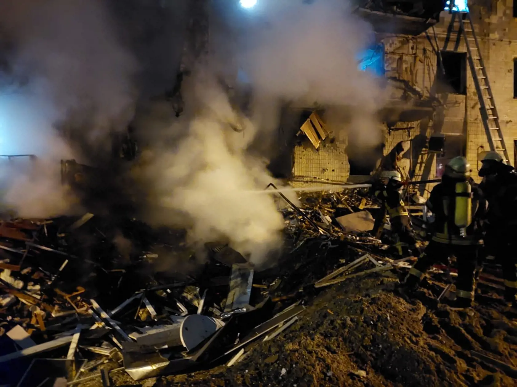 V piatok v skorých ranných hodinách zostrelila ukrajinská armáda ruské lietadlo nad Kyjevom, jeho úlomky zasiahli obytnú budovu, v ktorej vznikol požiar. Zranili sa pri tom traja obyvatelia.