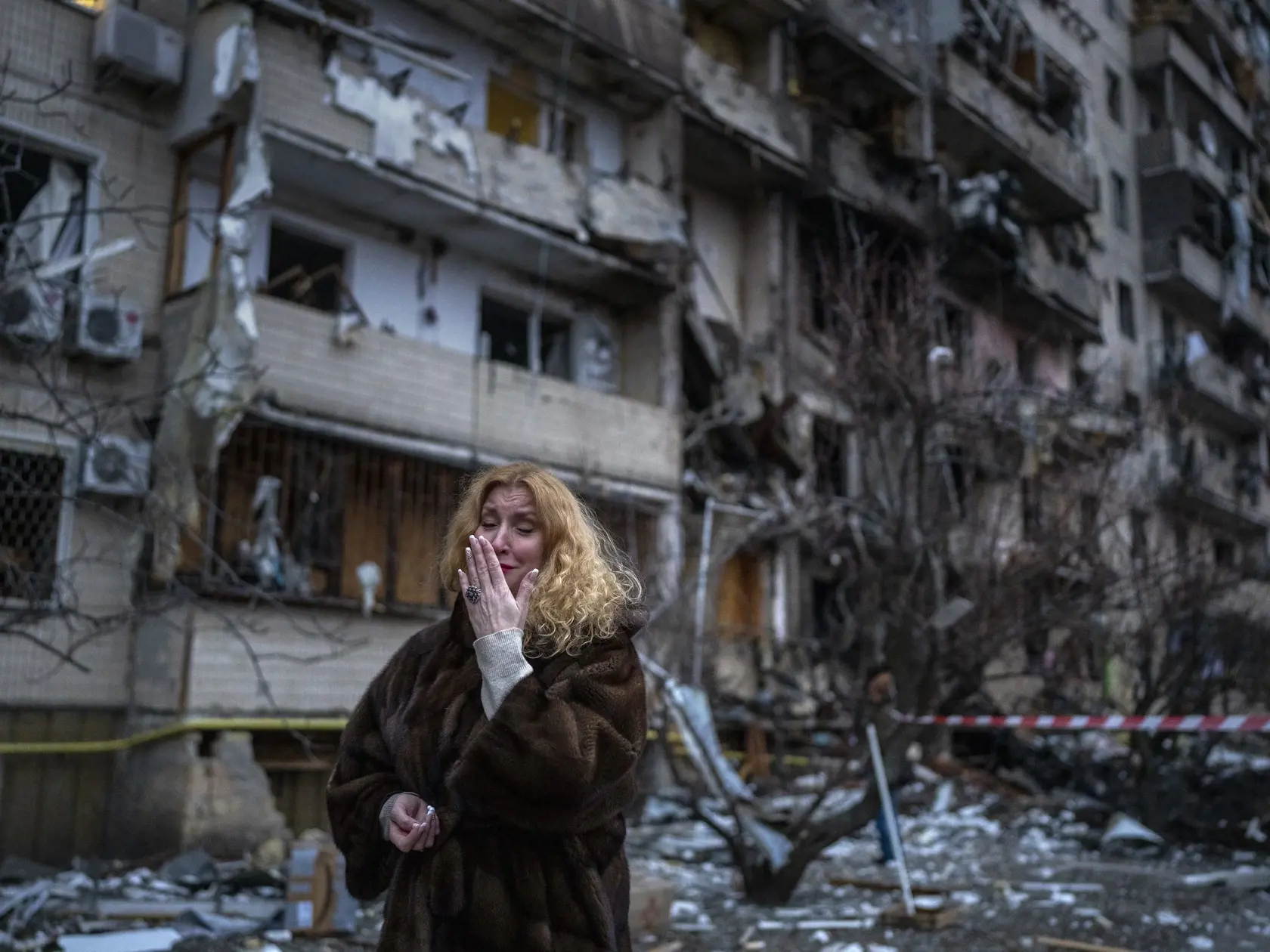WA 12 Kyjev - Natali Sevriuková plače pred zničenou bytovkou po raketovom útoku ruskej armády v ukrajinskej metropole Kyjev v piatok 25. februára 2022. FOTO TASR/AP

 
Natali Sevriukova reacts next to her house following a rocket attack the city of Kyiv, Ukraine, Friday, Feb. 25, 2022. (AP Photo/Emilio Morenatti)