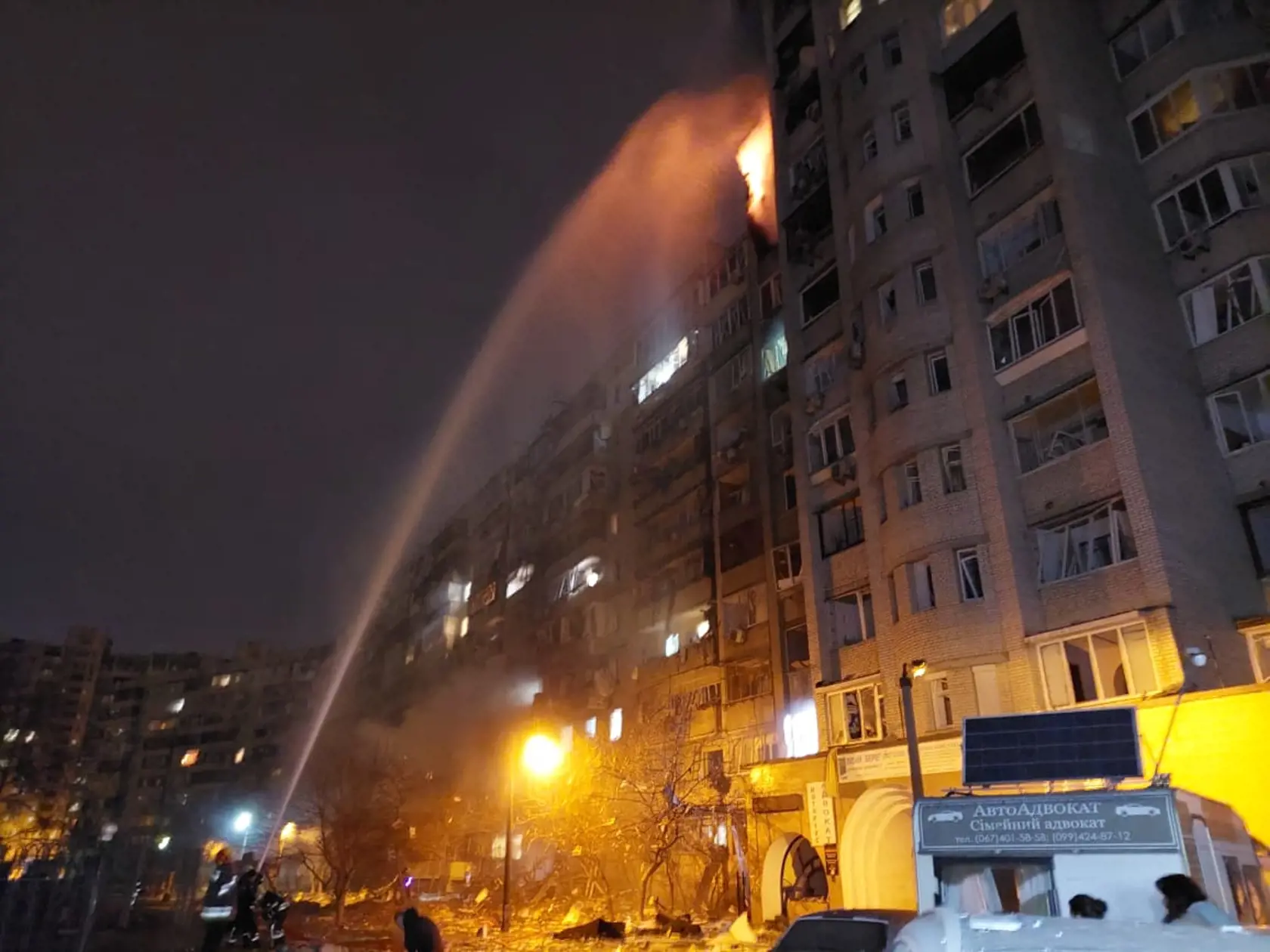 V piatok v skorých ranných hodinách zostrelila ukrajinská armáda ruské lietadlo nad Kyjevom, jeho úlomky zasiahli obytnú budovu, v ktorej vznikol požiar. Zranili sa pri tom traja obyvatelia.