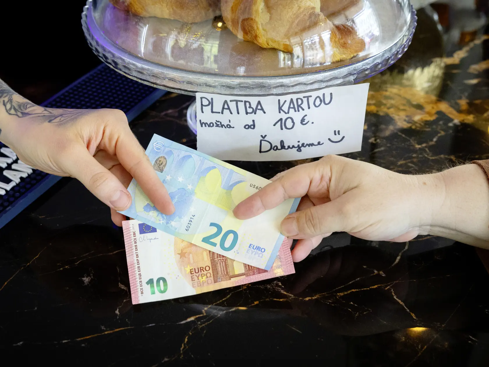 Ako obísť poplatky? Tým, že pri platbách vynecháte banku. Na to však potrebujete peniaze na ruku.
