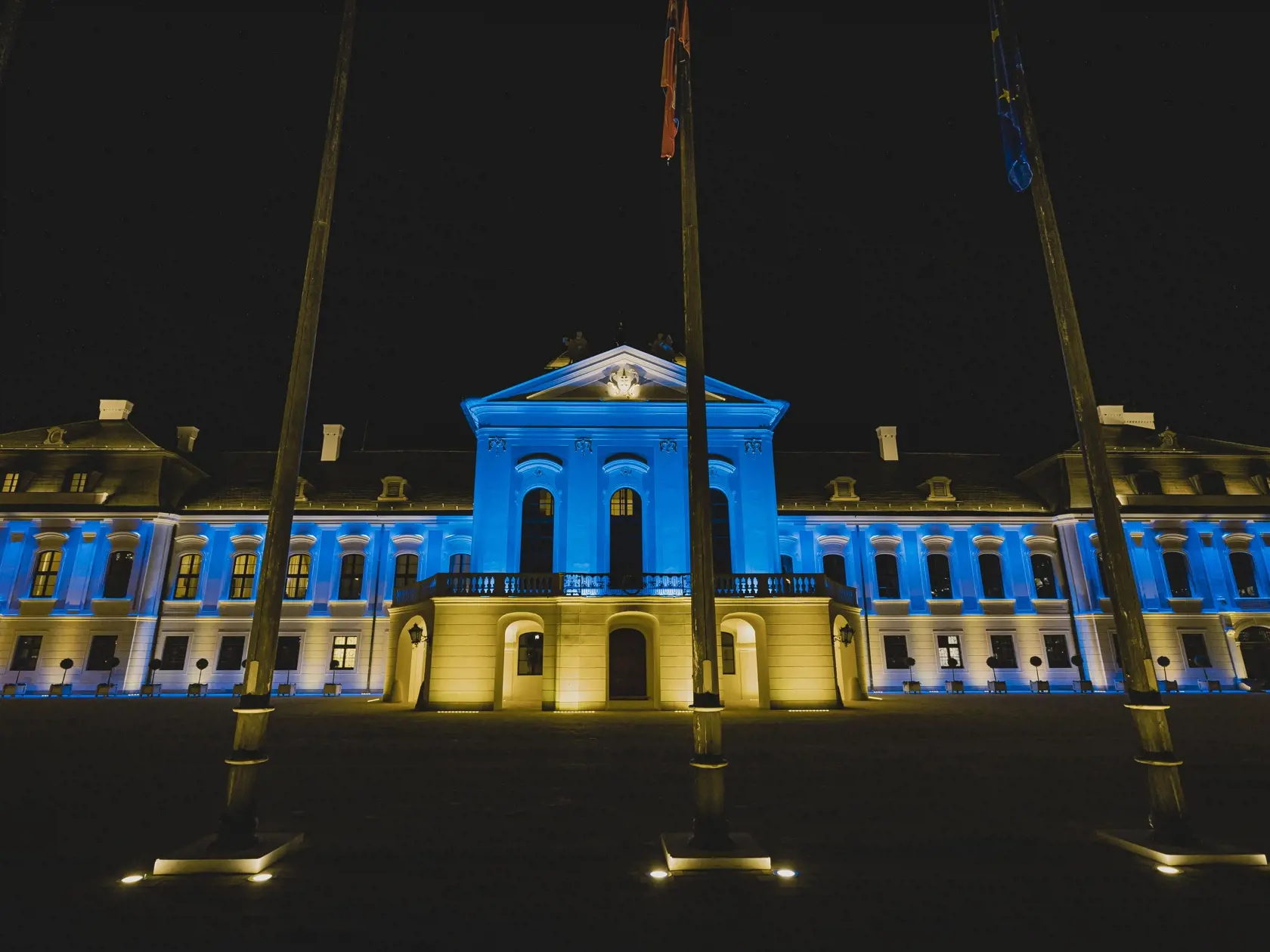 Prezidentský palác sa na znak solidarity rozsvietil vo farbách Ukrajiny.