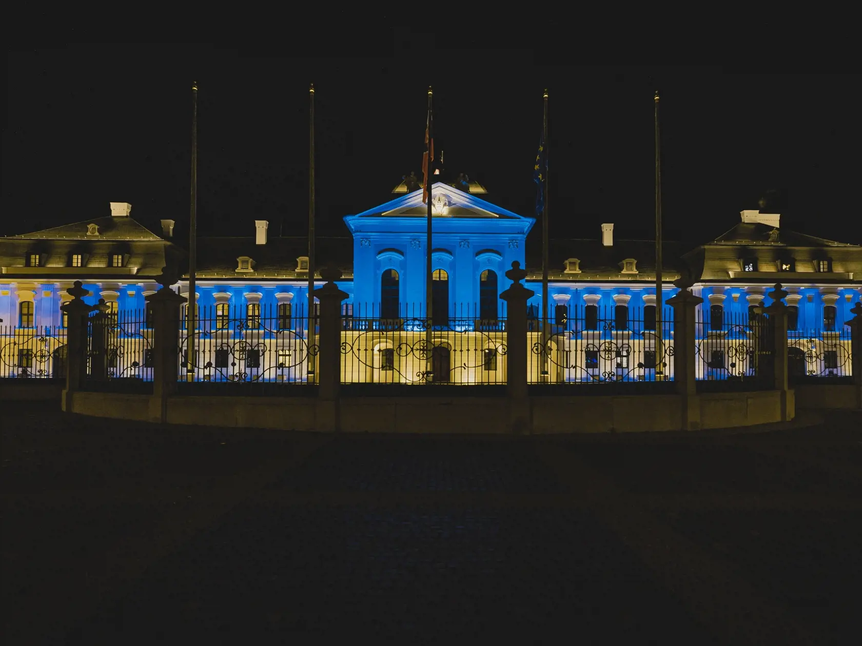 Prezidentský palác sa na znak solidarity rozsvietil vo farbách Ukrajiny.