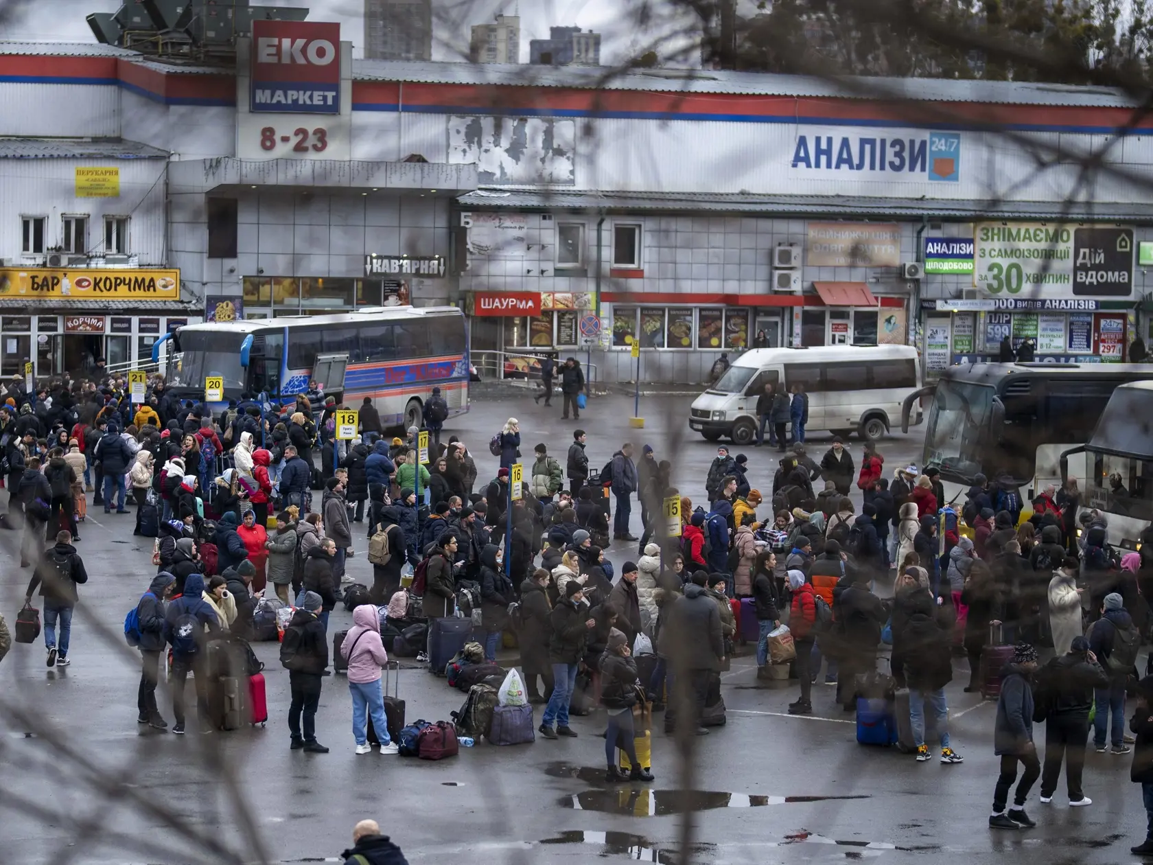 KK33 Kyjev - Ľudia čakajú na autobusy vo štvrtok 24. februára 2022 v Kyjeve. Ruské jednotky spustili očakávaný útok na Ukrajinu. Vo štvrtok pred úsvitom bolo počuť výbuchy v ukrajinských mestách - Kyjev, Charkov a Odesa. Svetoví lídri kritizovali začiatok ruskej invázie, ktorá by mohla spôsobiť obrovské straty na životoch a zvrhnúť demokraticky zvolenú ukrajinskú vládu. FOTO TASR/AP  

People try to get onto buses to leave Kyiv, Ukraine, Thursday, Feb. 24, 2022. Russia has launched a barrage of 