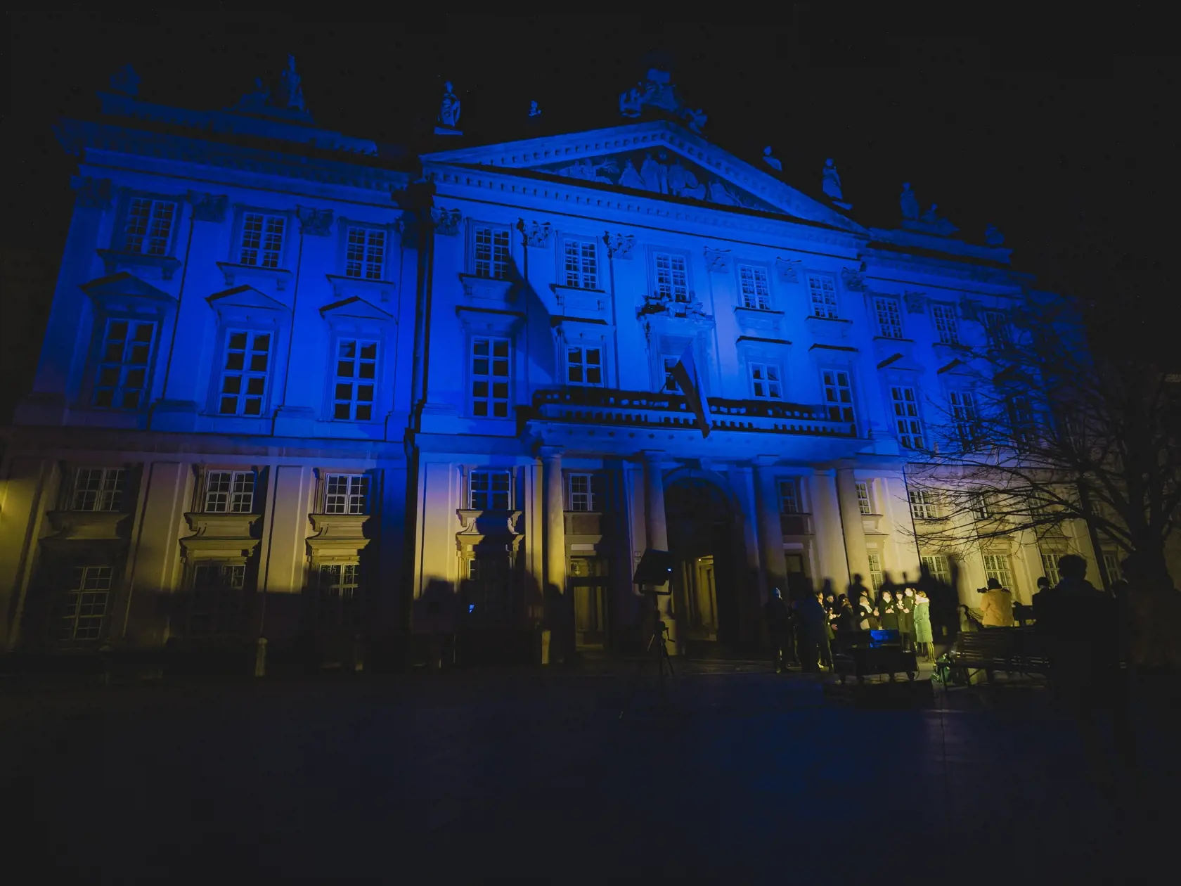 Primaciálny palác sa na znak solidarity rozsvietil vo farbách Ukrajiny.