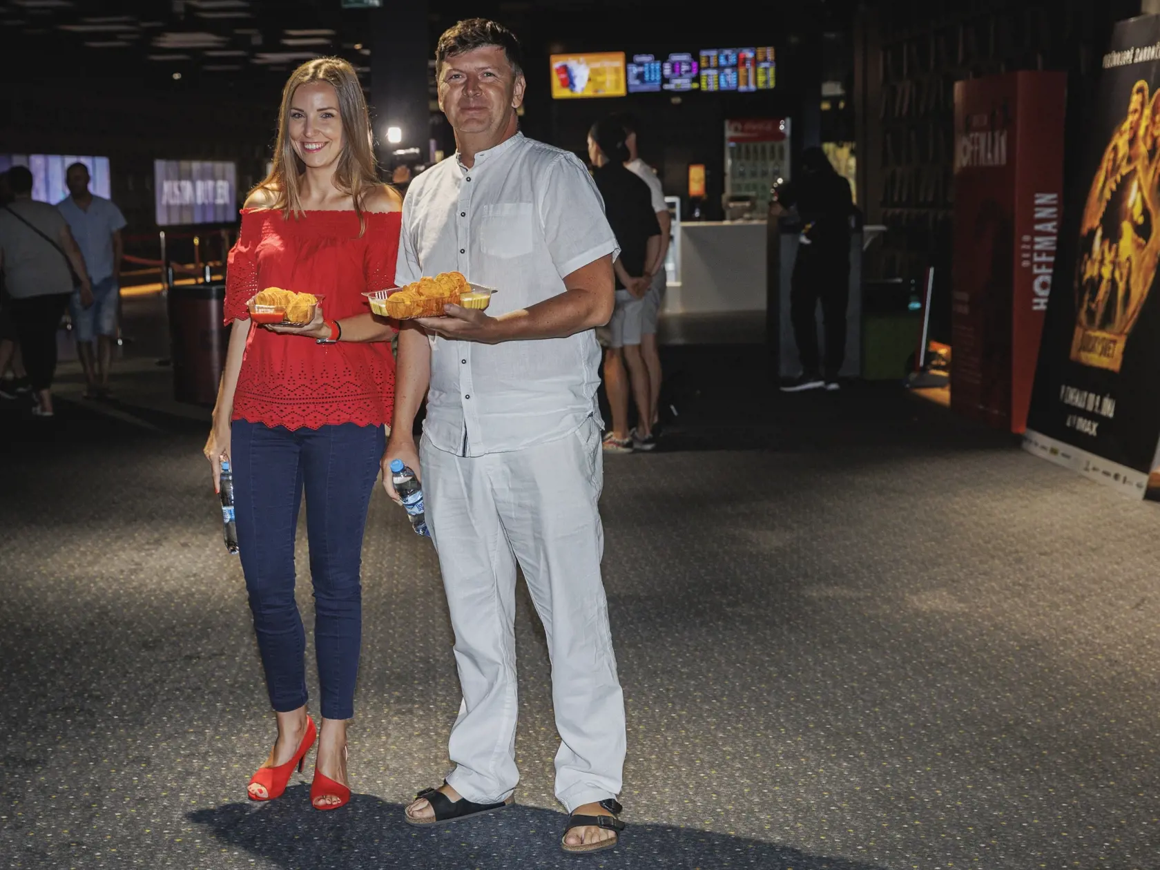 Na snímke Andrej Bičan s manželkou Michaelou prichádzajú na premiéru filmu Elvis.