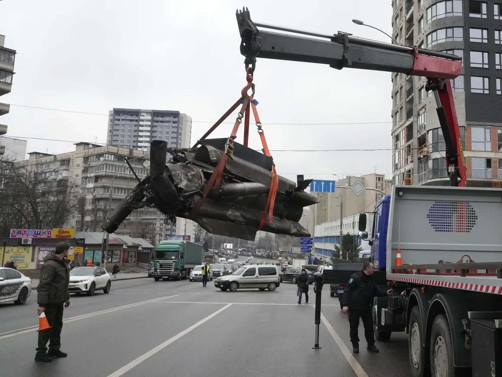 KK15 Kyjev - Na snímke pracovníci nakladajú úlomky rakety na nákladné vozidlo po ostreľovaní ruskej armády v Kyjeve vo štvrtok 24. februára 2022. Ruské jednotky spustili očakávaný útok na Ukrajinu. Vo štvrtok pred úsvitom bolo počuť výbuchy v ukrajinských mestách - Kyjev, Charkov a Odesa. Svetoví lídri kritizovali začiatok ruskej invázie, ktorá by mohla spôsobiť obrovské straty na životoch a zvrhnúť demokraticky zvolenú ukrajinskú vládu. FOTO TASR/AP  

Workers load the debrs a rocket onto a tru