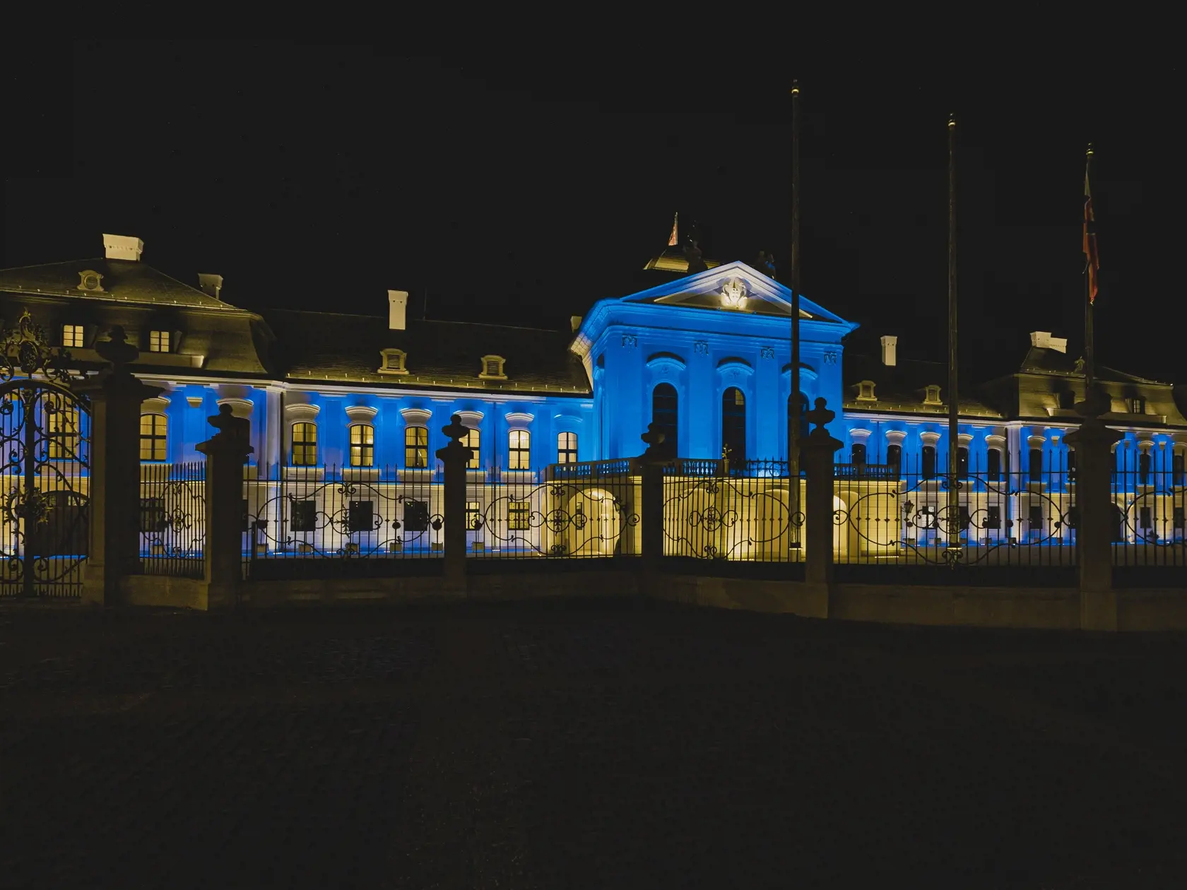 Prezidentský palác sa na znak solidarity rozsvietil vo farbách Ukrajiny.