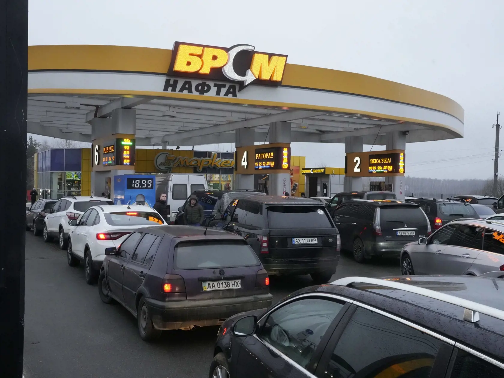 Vodiči čakajú pred čerpacou stanicou v Kjeve 