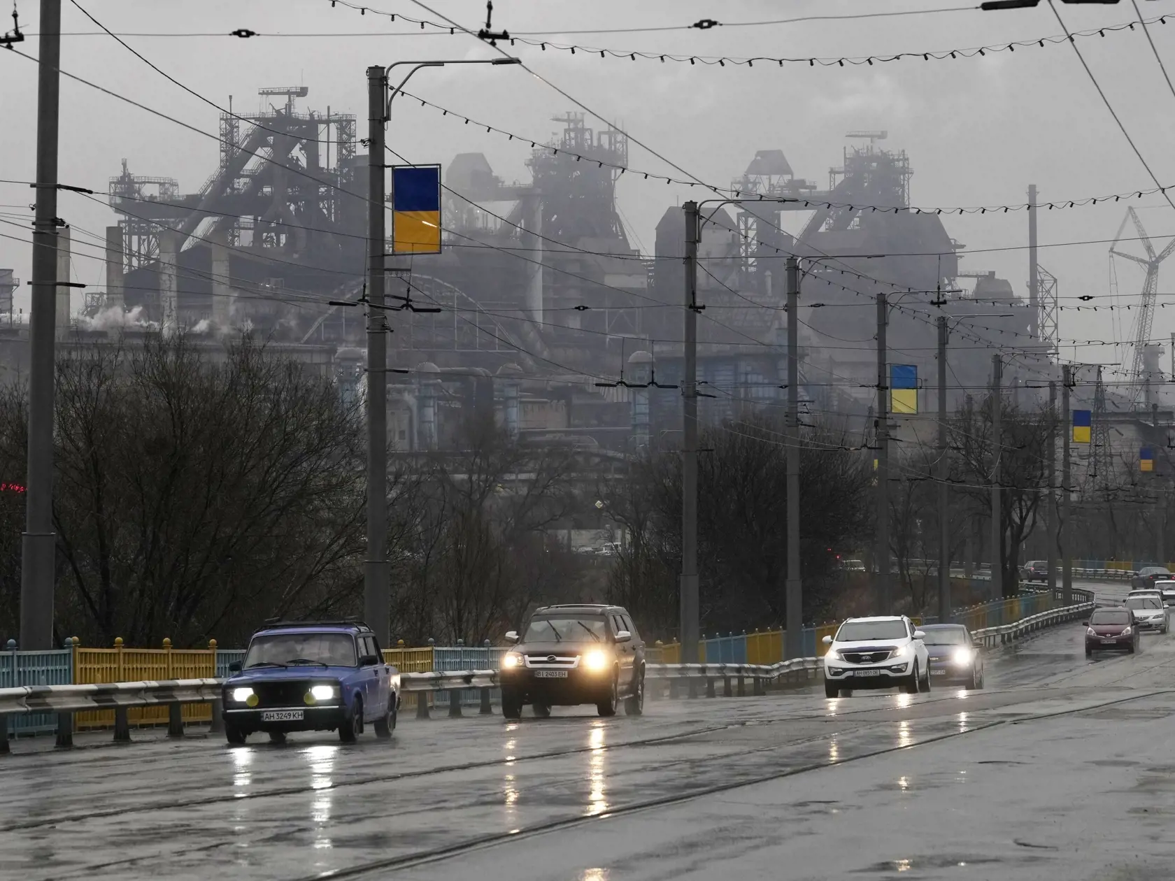 WA 13 Mariupoľ - Autá jazdia okolo metalurgického závodu v meste Mariupoľ v Doneckej oblasti na juhovýchode Ukrajiny vo štvrtok 24. februára 2022. Ruský prezident Vladimir Putin vo štvrtok oznámil, že rozhodol o uskutočnení špeciálnej vojenskej operácie vo východnej časti Ukrajiny. FOTO TASR/AP 

 
Cars drive past the Mariupol Metallurgical Plant in Mariupol, Ukraine, Thursday, Feb. 24, 2022. Ukraine's border guard agency says that the Russian military has attacked the country from neighboring B