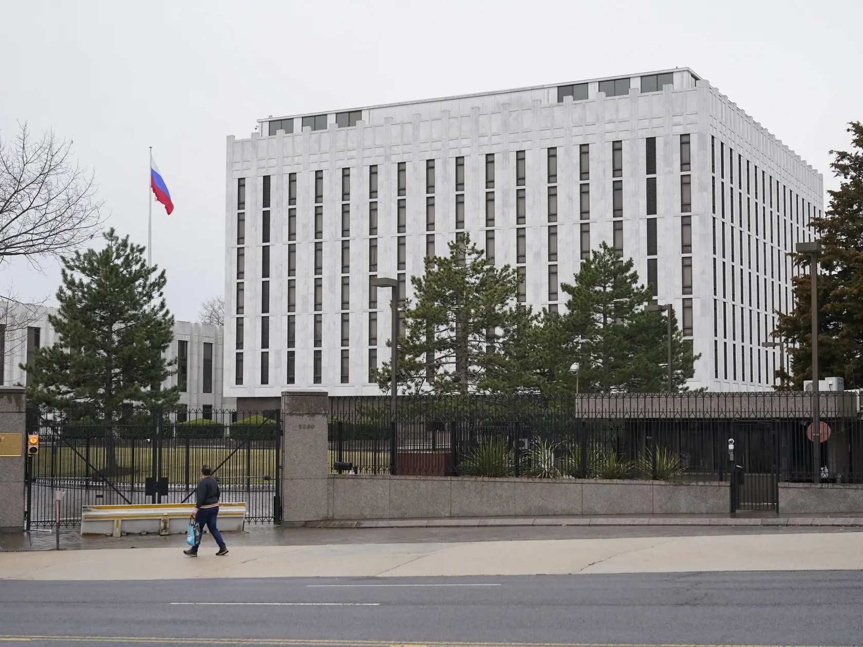 KK25 Washington - Ľudia kráčajú pred budovou ruského veľvyslanectva vo Washingtone 24. februára 2022. Ruský prezident Vladimir Putin vo štvrtok oznámil, že rozhodol o uskutočnení špeciálnej vojenskej operácie vo východnej časti Ukrajiny. Putin takisto varoval ďalšie krajiny, že akýkoľvek pokus o zasahovanie do krokov Ruska bude viesť k následkom. FOTO TASR/AP
A pedestrian walks past the Embassy of Russia in Washington, Thursday, Feb. 24, 2022. (AP Photo/Patrick Semansky)