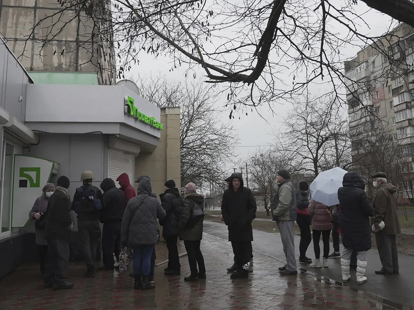 WA 7 Mariupoľ - Ľudia čakajú v rade, aby si vybrali peniaze z bankomatu v meste Mariupoľ v Doneckej oblasti na juhovýchode Ukrajiny vo štvrtok 24. februára 2022. Ruský prezident Vladimir Putin vo štvrtok oznámil, že rozhodol o uskutočnení špeciálnej vojenskej operácie vo východnej časti Ukrajiny. FOTO TASR/AP 

 
People line up to withdraw their money from an ATM in Mariupol, Ukraine, Thursday, Feb. 24, 2022. Ukraine's border guard agency says that the Russian military has attacked the country f