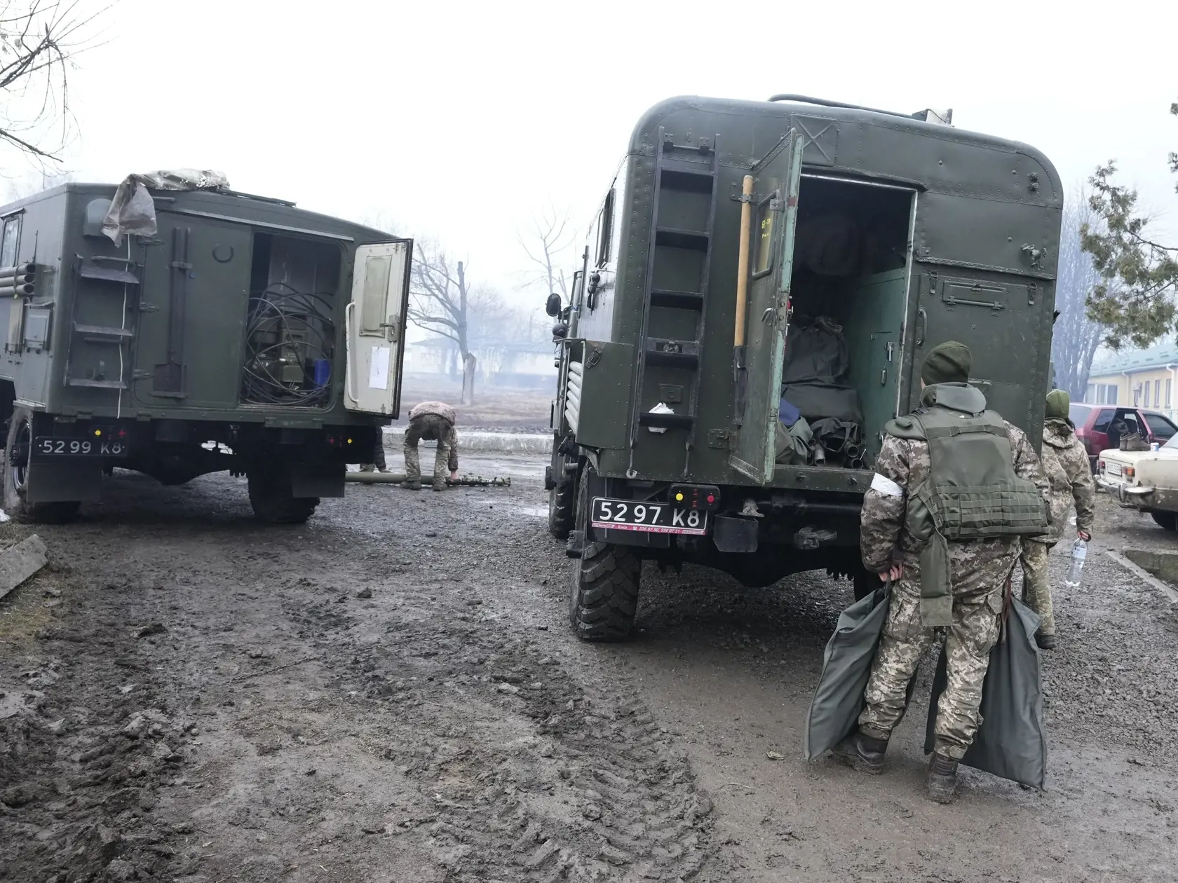 WA 50 Mariupoľ - Ukrajinskí vojaci nakladajú techniku, ktorá "prežila" útok ruskej armády na ukrajinský vojenský objekt na predmestí Mariupoľu v Doneckej oblasti na juhovýchode Ukrajiny vo štvrtok 24. februára 2022. Ruský prezident Vladimir Putin vo štvrtok oznámil, že rozhodol o uskutočnení špeciálnej vojenskej operácie vo východnej časti Ukrajiny. Rusko spustilo na Ukrajinu letecké a raketové útoky. Ukrajinskí predstavitelia oznámili, že ruské jednotky sa dostali do krajiny zo severu, východu 