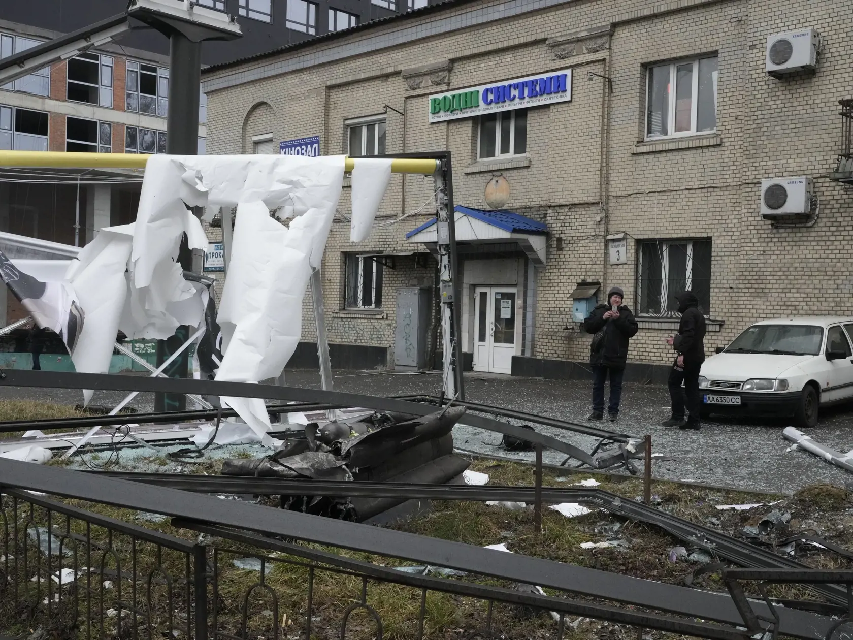 WA 30 Kyjev - Ľudia si prezerajú materiálne škody po ostreľovaní ruskou armádou v Kyjeve vo štvrtok 24. februára 2022. V ukrajinskom hlavnom meste Kyjev a v ďalších ukrajinských mestách neďaleko frontovej línie a pri pobreží bolo vo štvrtok nad ránom počuť výbuchy krátko po tom, ako ruský prezident Vladimir Putin oznámil začiatok vojenskej operácie na Ukrajine.  Výbuchy hlásili aj z mesta Charkov, ktoré sa nachádza približne 35 kilometrov od hraníc s Ruskom na východe Ukrajiny. Štyri explózie za