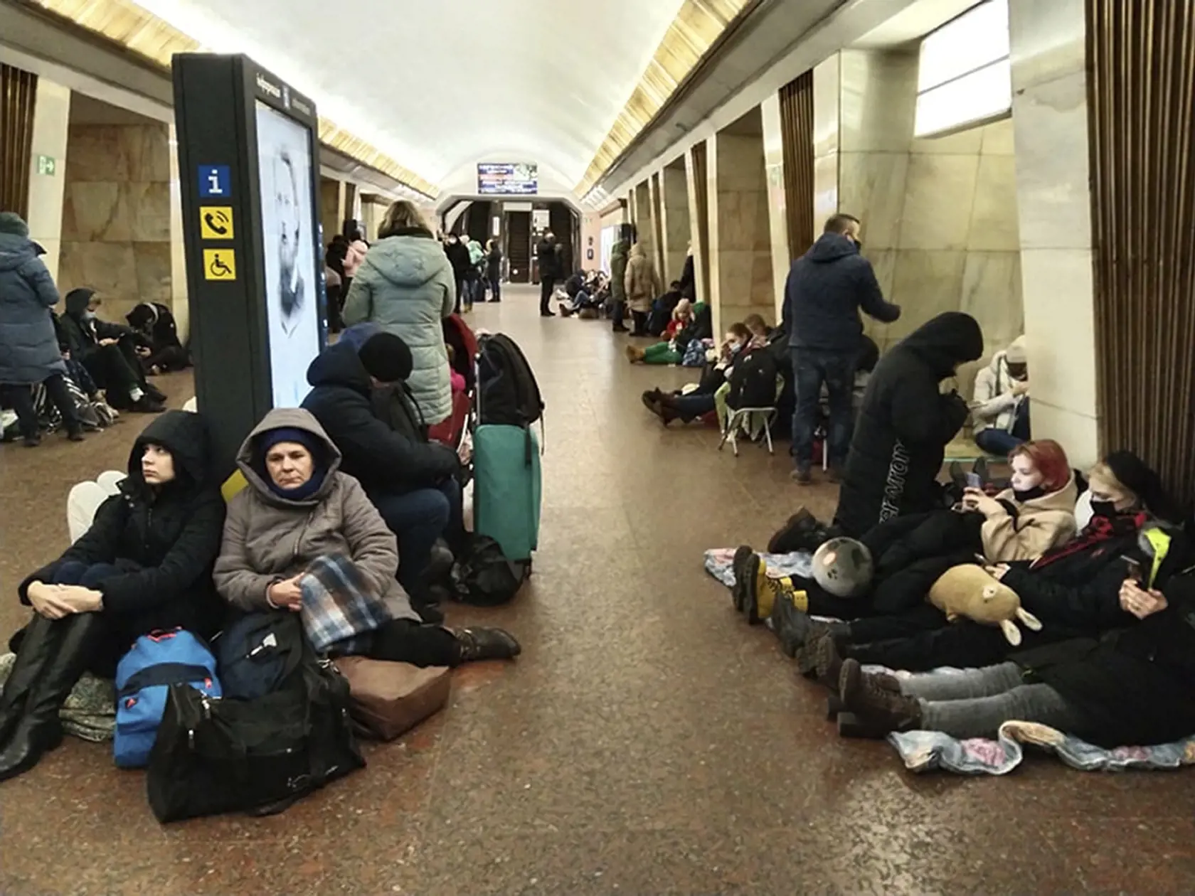 KK73 Kyjev - Ľudia sa ukrývajú v metre vo štvrtok 24. februára 2022 v Kyjeve. Ruské jednotky spustili očakávaný útok na Ukrajinu. Vo štvrtok pred úsvitom bolo počuť výbuchy v ukrajinských mestách - Kyjev, Charkov a Odesa. Svetoví lídri kritizovali začiatok ruskej invázie, ktorá by mohla spôsobiť obrovské straty na životoch a zvrhnúť demokraticky zvolenú ukrajinskú vládu. FOTO TASR/AP  

People sit in the Kyiv subway, using it as a bomb shelter in Kyiv, Ukraine, Thursday, Feb. 24, 2022. Russia ha