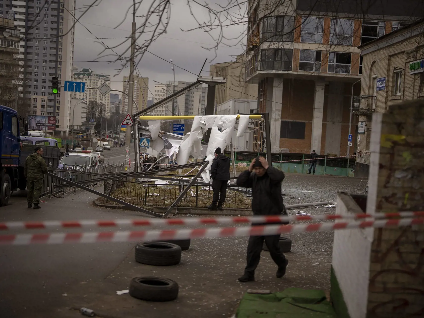 WA 54  Kyjev - Policajti si prezerajú materiálne škody po ostreľovaní ruskou armádou v Kyjeve vo štvrtok 24. februára 2022. V ukrajinskom hlavnom meste Kyjev a v ďalších ukrajinských mestách neďaleko frontovej línie a pri pobreží bolo vo štvrtok nad ránom počuť výbuchy krátko po tom, ako ruský prezident Vladimir Putin oznámil začiatok vojenskej operácie na Ukrajine. Výbuchy hlásili aj z mesta Charkov, ktoré sa nachádza približne 35 kilometrov od hraníc s Ruskom na východe Ukrajiny. Štyri explózi