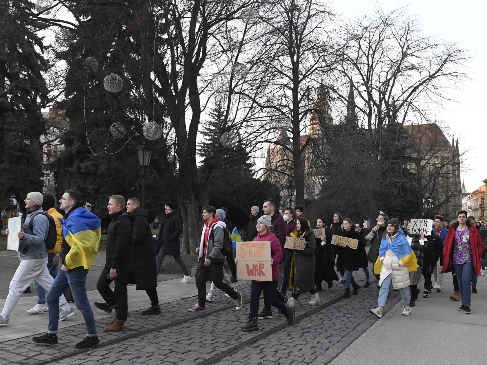 Na snímke zhromaždenie na podporu Ukrajiny na Hlavnej ulici v Košiciach 24 .februára 2022. Ruský prezident Vladimir Putin vo štvrtok oznámil, že rozhodol o uskutočnení špeciálnej vojenskej operácie vo východnej časti Ukrajiny. Putin takisto varoval ďalšie krajiny, že akýkoľvek pokus o zasahovanie do krokov Ruska bude viesť k následkom. FOTO TASR – František Iván