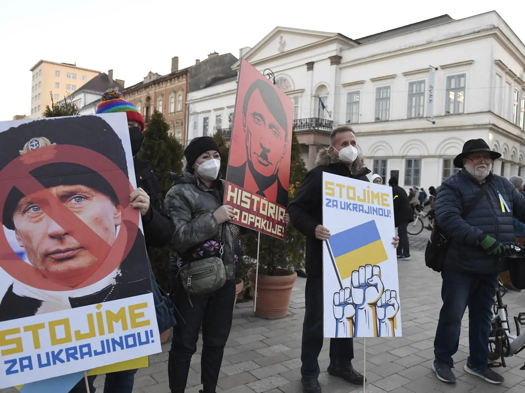 Na snímke zhromaždenie na podporu Ukrajiny na Hlavnej ulici v Košiciach 24. februára 2022. Ruský prezident Vladimir Putin vo štvrtok oznámil, že rozhodol o uskutočnení špeciálnej vojenskej operácie vo východnej časti Ukrajiny. Putin takisto varoval ďalšie krajiny, že akýkoľvek pokus o zasahovanie do krokov Ruska bude viesť k následkom. FOTO TASR – František Iván