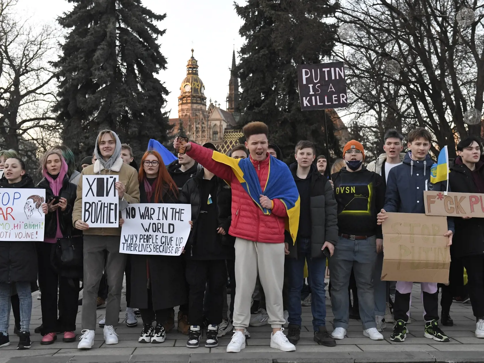 Na snímke zhromaždenie na podporu Ukrajiny na Hlavnej ulici v Košiciach 24. februára 2022. Ruský prezident Vladimir Putin vo štvrtok oznámil, že rozhodol o uskutočnení špeciálnej vojenskej operácie vo východnej časti Ukrajiny. Putin takisto varoval ďalšie krajiny, že akýkoľvek pokus o zasahovanie do krokov Ruska bude viesť k následkom. FOTO TASR – František Iván