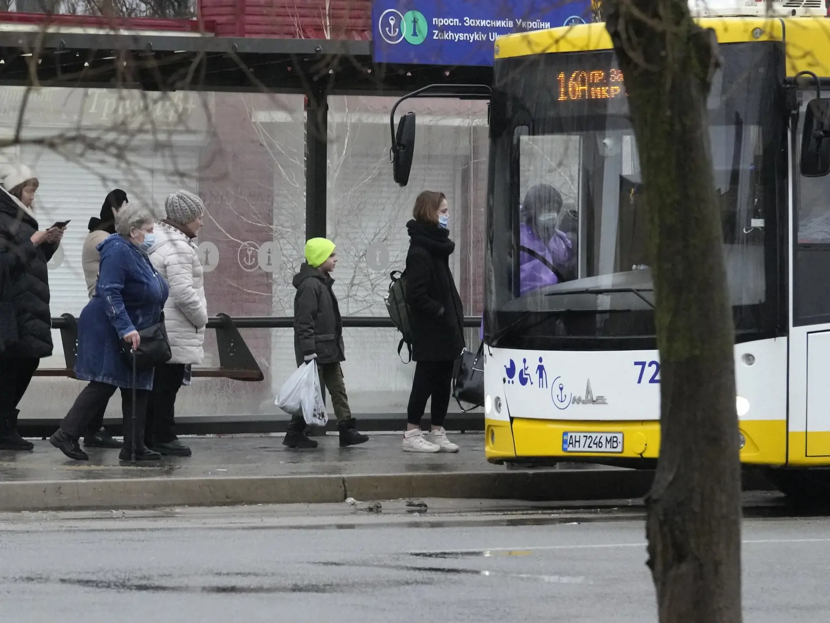 WA 14 Mariupoľ - Cestujúci nastupujú do autobusu v meste Mariupoľ v Doneckej oblasti na juhovýchode Ukrajiny vo štvrtok 24. februára 2022. Ruský prezident Vladimir Putin vo štvrtok oznámil, že rozhodol o uskutočnení špeciálnej vojenskej operácie vo východnej časti Ukrajiny. FOTO TASR/AP 

 
People get on a bus in Mariupol, Ukraine, Thursday, Feb. 24, 2022. Ukraine's border guard agency says that the Russian military has attacked the country from neighboring Belarus. The agency said that the Russ