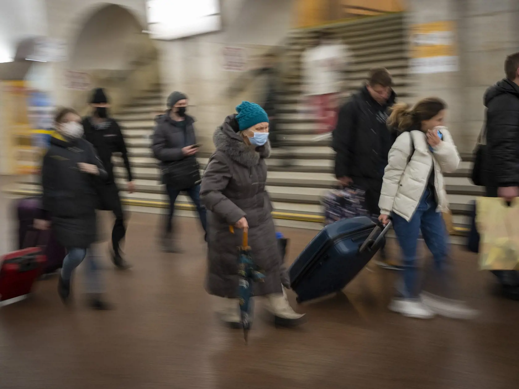 WA 34 Kyjev - Ľudia, ktorí opúšťajú Kyjev, kráčajú v metre v ukrajinskej metropole vo štvrtok 24. februára 2022. Ruský prezident Vladimir Putin vo štvrtok oznámil, žeáčajú  rozhodol o uskutočnení špeciálnej vojenskej operácie vo východnej časti Ukrajiny. Putin takisto varoval ďalšie krajiny, že akýkoľvek pokus o zasahovanie do krokov Ruska bude viesť k následkom. FOTO TASR/AP  

People walk in a subway to get a train as they leave the city of Kyiv, Ukraine, Thursday, Feb. 24, 2022. Russian Presi