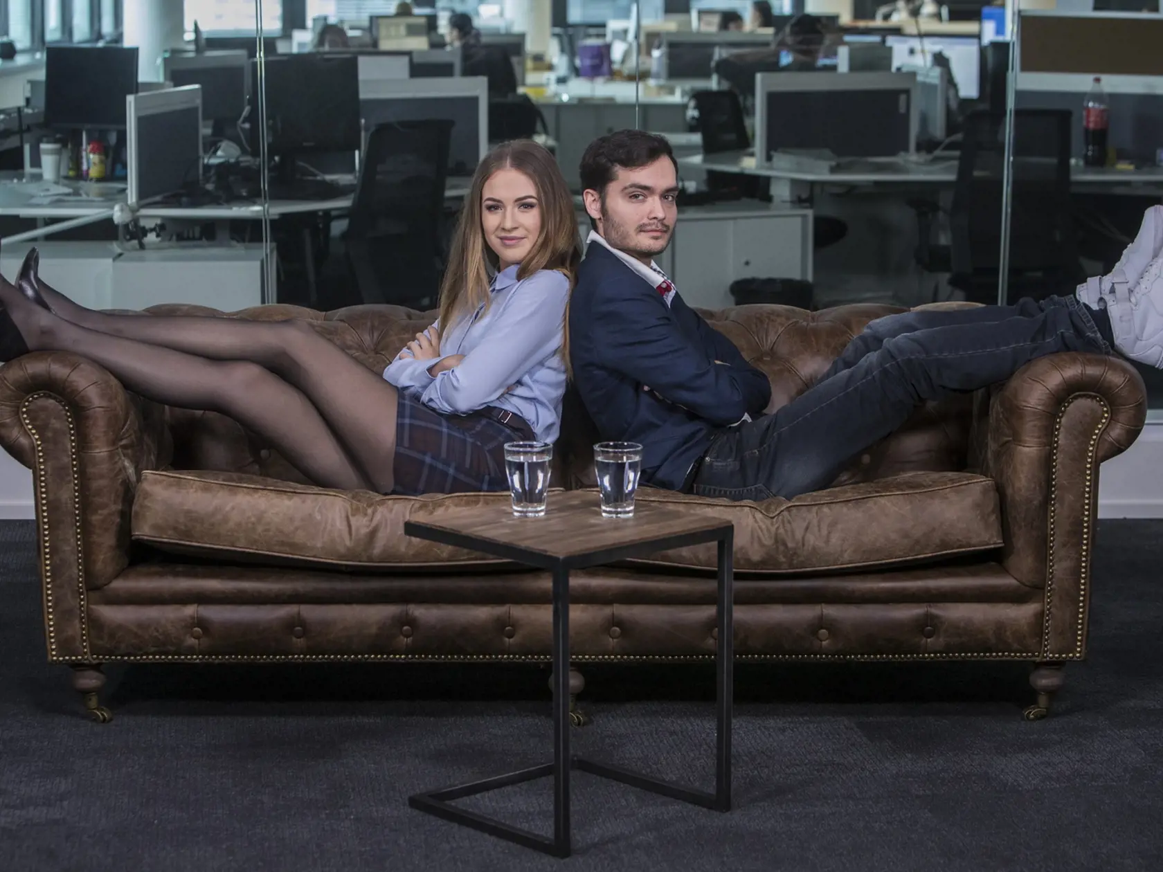 Foto zo štúdia - moderátorka Denisa Vyšňovská a Jozef Benedik
