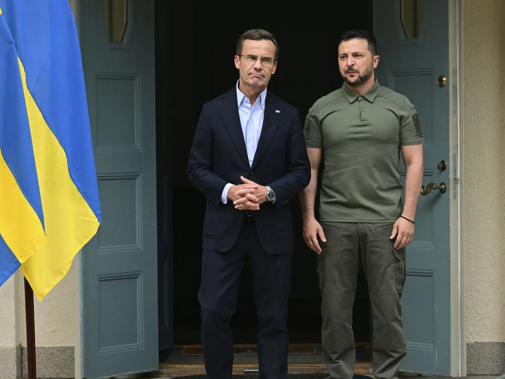KK26 Harpsund - Na snímke ukrajinský prezident Volodymyr Zelenskyj (vpravo) a švédsky premiér Ulf Kristersson počas stretnutia 19. augusta 2023 vo švédskom Harpsunde. Ukrajinský prezident Volodymyr Zelenskyj v sobotu oznámil, že so svojou manželkou pricestoval do Švédska. FOTO TASR/AP
Ukrainian President Volodymyr Zelenskyy, right, is welcomed by Sweden Prime Minister Ulf Kristersson, during his visit to the Prime Minister country retreat, in Harpsund, Sweden, Saturday, Aug. 19, 2023. Zelenskyy 