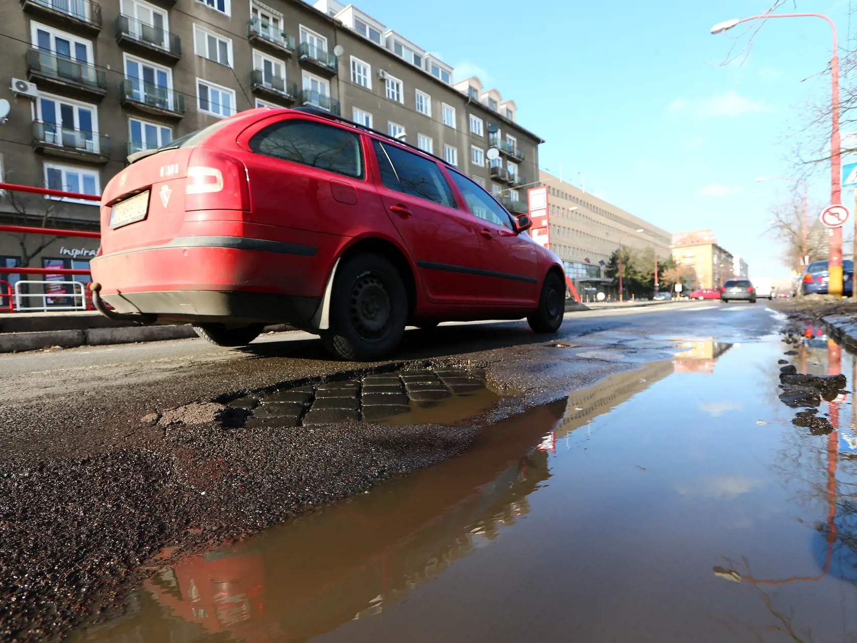 Regióny: Výtlky a iné cestné nerovnosti v uliciach Bratislavy.
