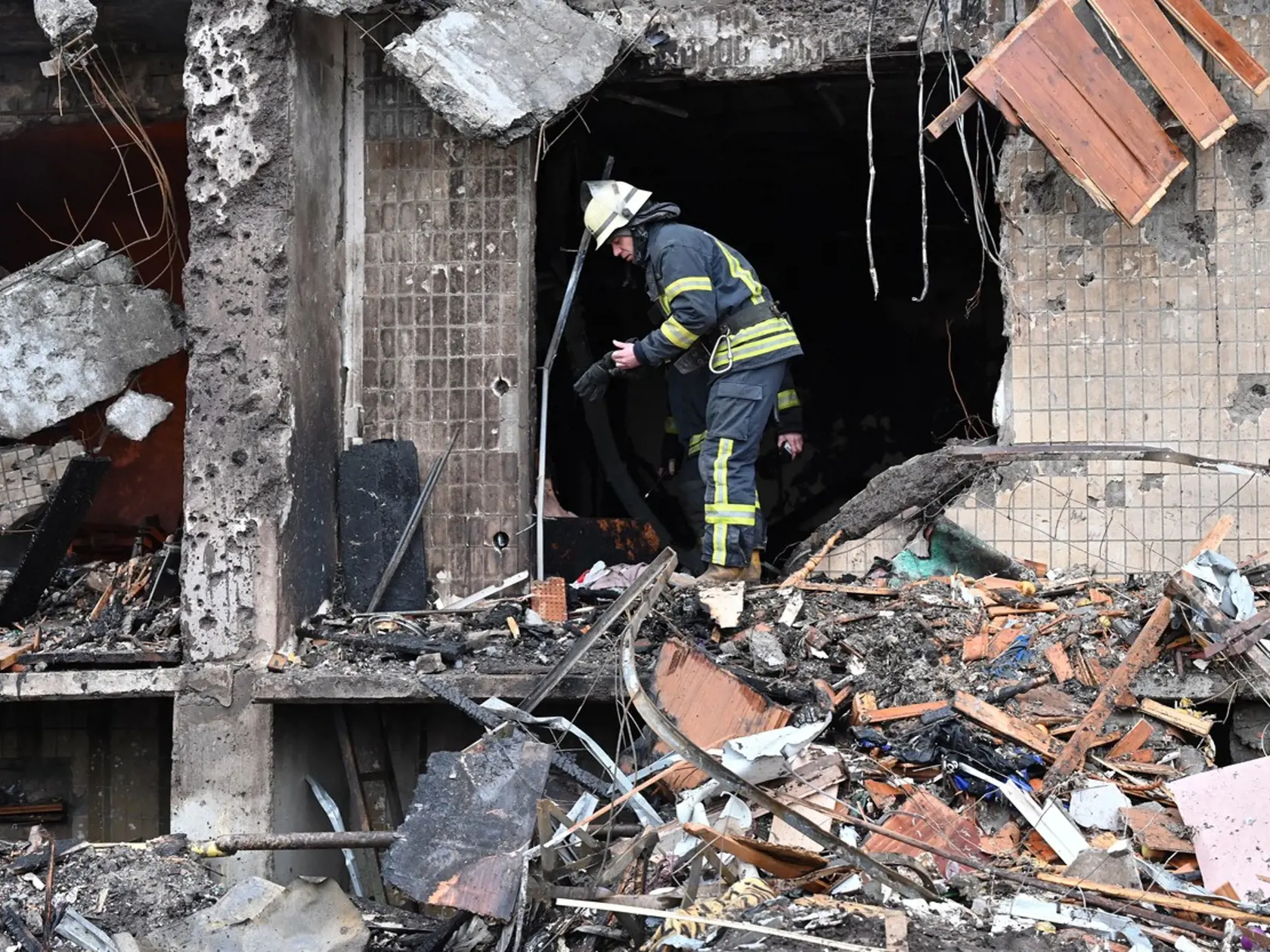 Ukrajinská armáda zostrelila v piatok skoro ráno nad Kyjevom lietadlo nepriateľa. To následne pri páde narazilo do deväťposchodovej obytnej budovy, ktorá začala horieť