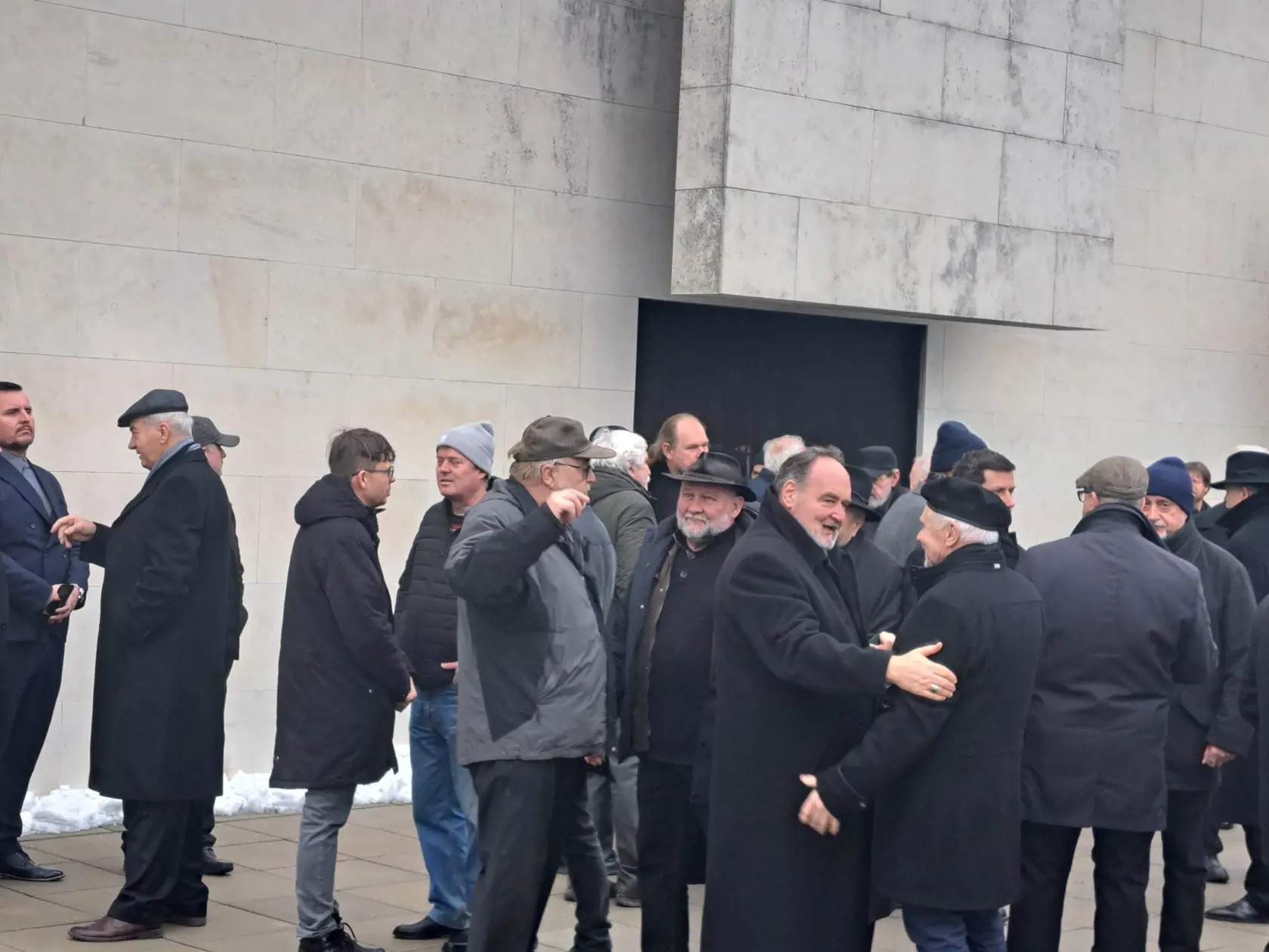 Bratislavské krematórium sa napoludnie postupne zapĺňalo.