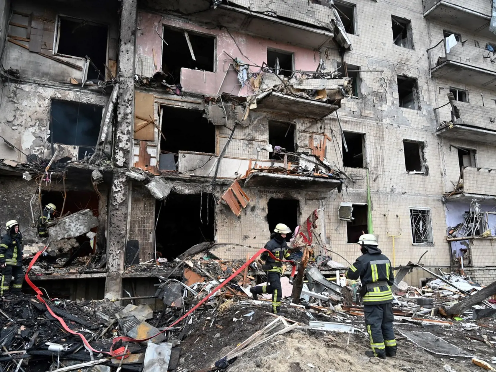 Ukrajinská armáda zostrelila v piatok skoro ráno nad Kyjevom lietadlo nepriateľa. To následne pri páde narazilo do deväťposchodovej obytnej budovy, ktorá začala horieť