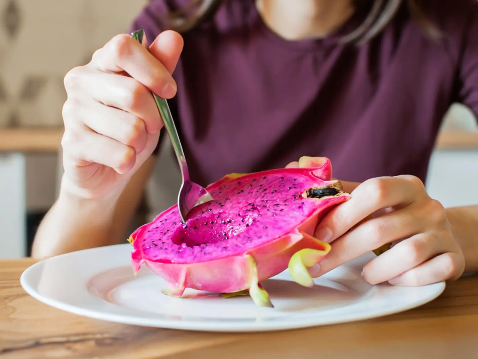 Pitahaya má pomerne veľký plod, ak ju na jedenkrát nezjete, otvorená vydrží pár hodín v chladničke.
