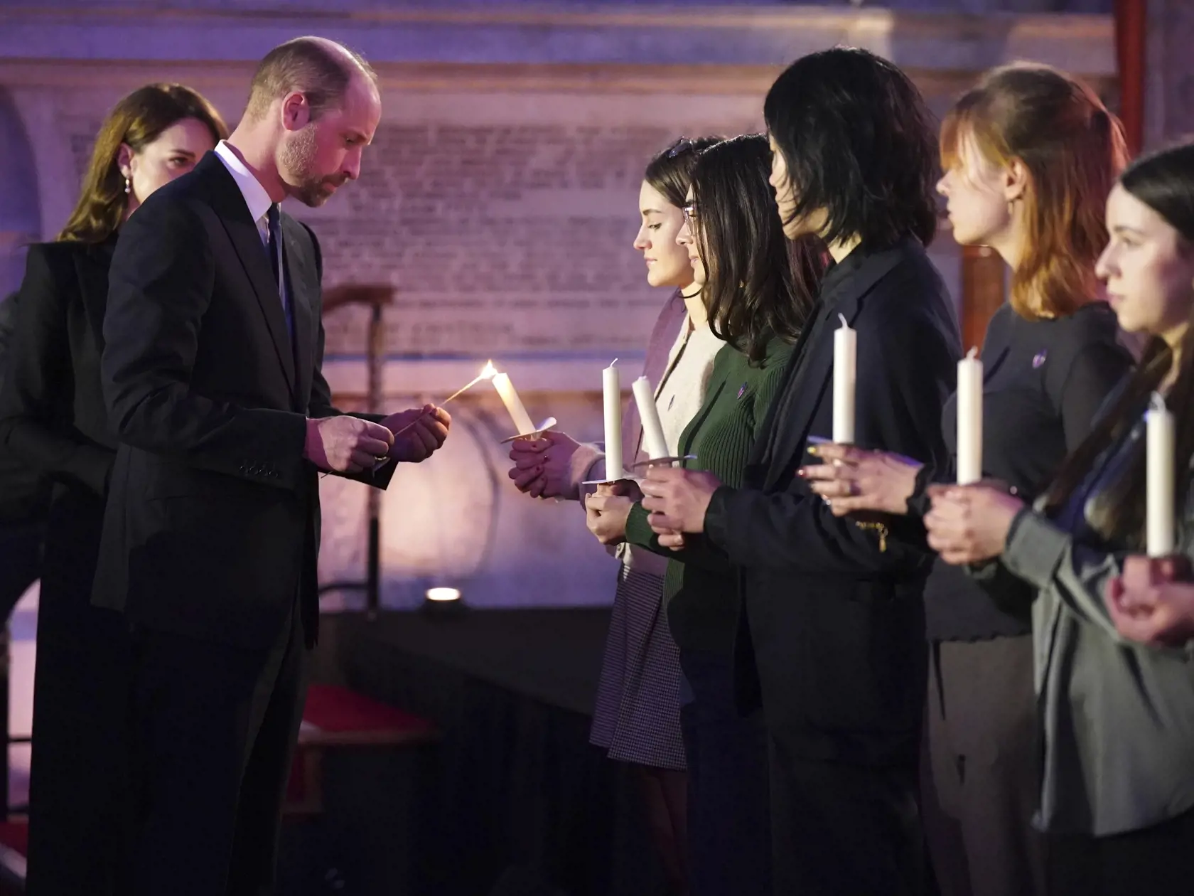 Kate, princezná z Walesu, jej manžel a britský princ William zapaľujú sviečky v Londýne pri príležitosti 80. výročia oslobodenia bývalého nacistického koncentračného tábora Auschwitz-Birkenau a Medzinárodného dňa pamiatky obetí holokaustu v pondelok 27. januára 2025. FOTO TASR/AP