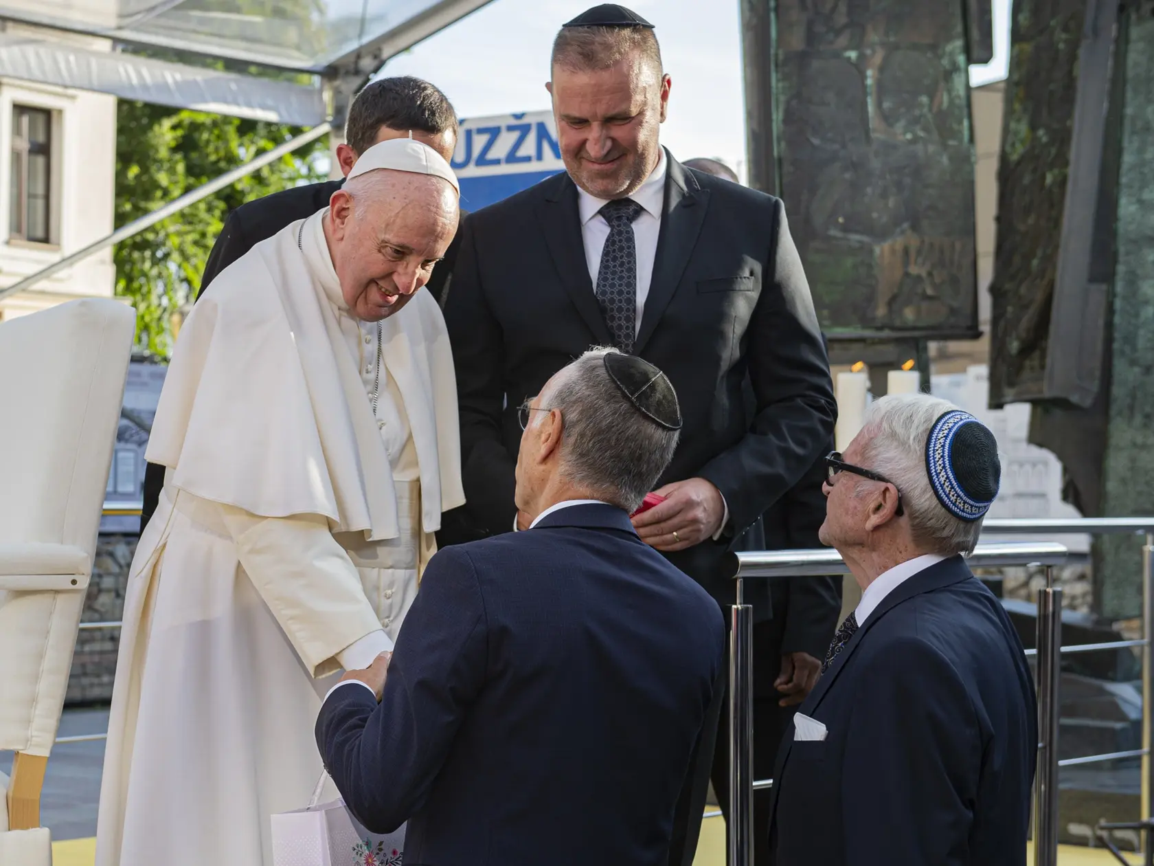 September 2021: Pápež František počas návštevy Slovenska. Pápež František (vľavo) a predseda Ústredného zväzu židovských náboženských obcí (ÚZŽNO) na Slovensku Richard Duda (vpravo) počas stretnutia so židovskou komunitou na Rybnom námestí v Bratislave v pondelok 13. septembra 2021.