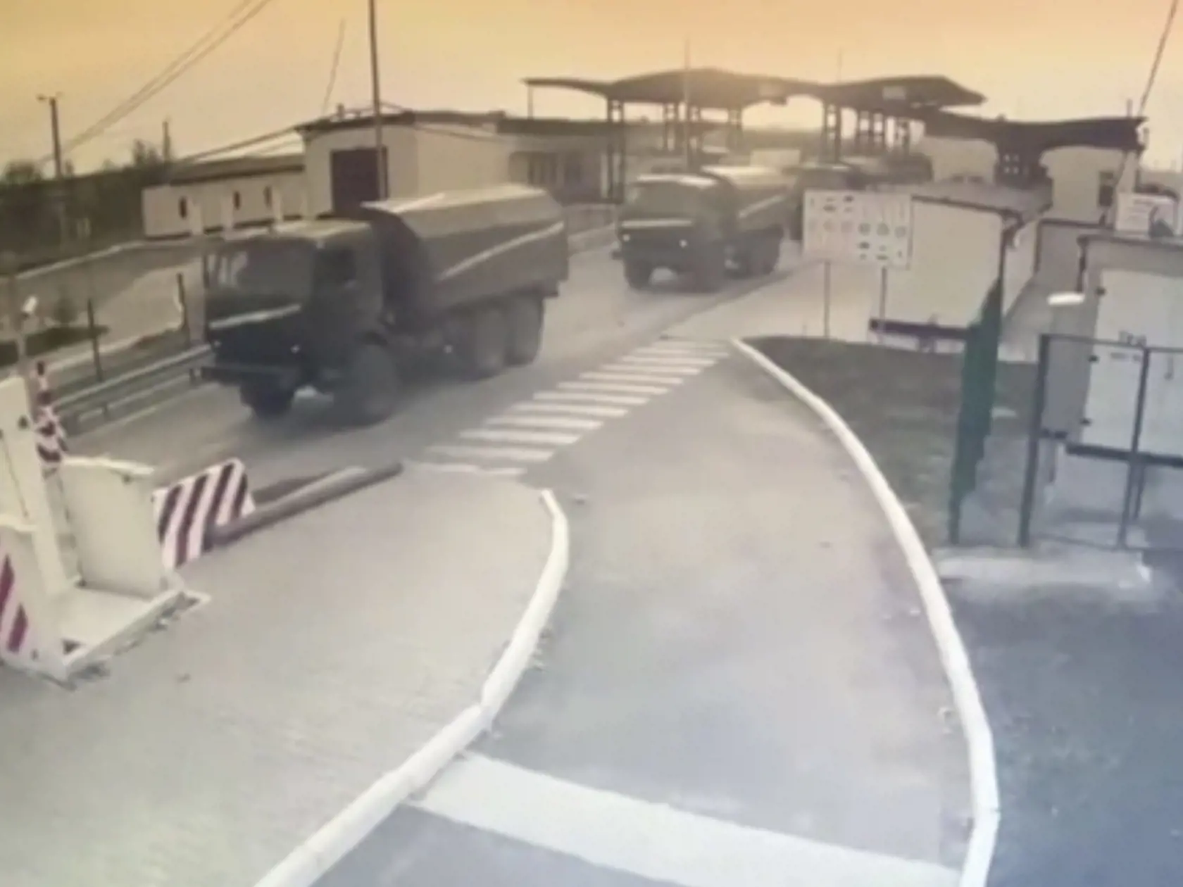 WA 38 Armjansk - Na videozábere ukrajinskej pohraničná stráž , vojenské vozidlá prechádzajú kontrolným stanovišťom v meste Armjansk, ktoré sa nachádza na Krymskom polostrove, spornom  území považovanom za časť Ukrajiny, ale ovládanom Ruskom. Ruské pozemné sily začali vo štvrtok vstupovať na územie Ukrajiny, informovala agentúra AFP s odvolaním sa na ukrajinskú pohraničnú stráž.Ruské tanky a iná ťažká technika prekročili hranicu v niekoľkých severných regiónoch a na juhu z ukrajinského polostrova