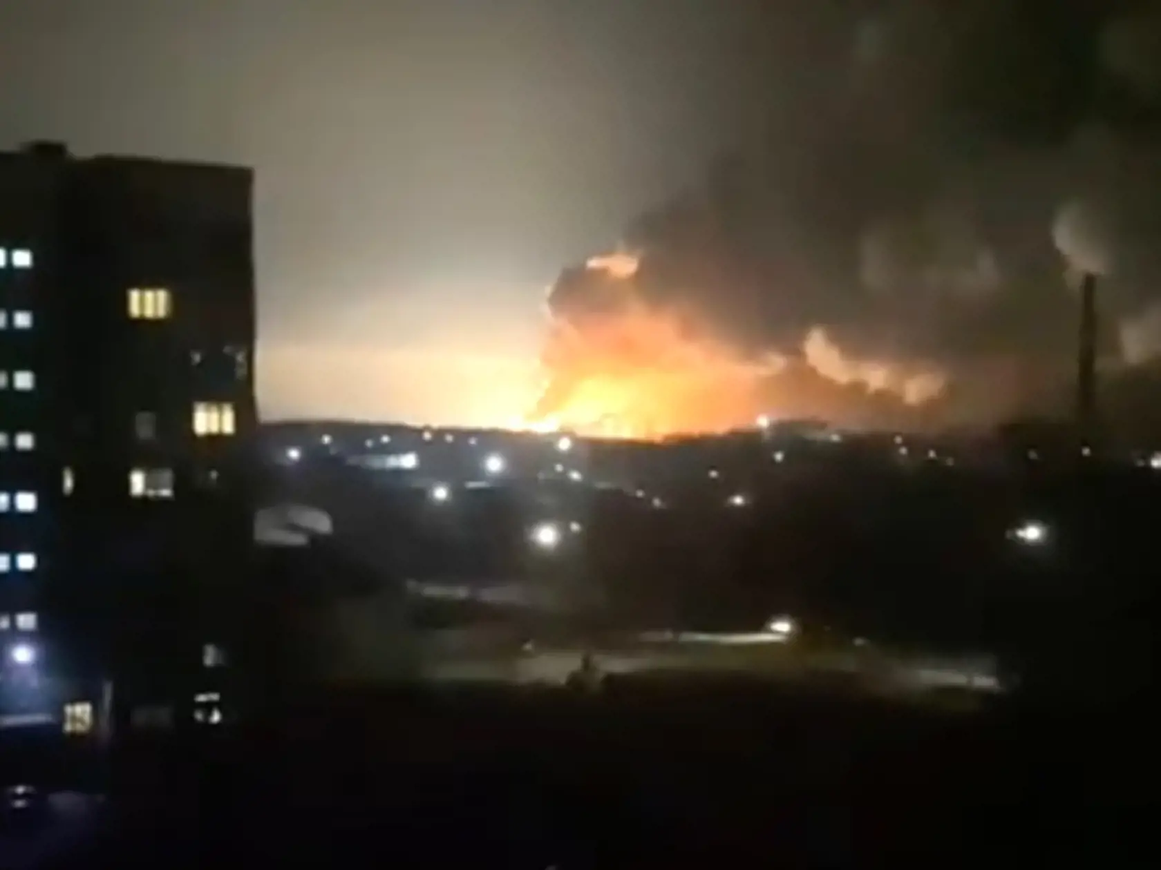 Rusko zaútočilo na Ukrajinu zo severu, juhu a východu súčasne. Ako prvé padli ukrajinské vojenské základne, letiská či muničné sklady. Z Bieloruska prekročili hranicu tanky, parašutisti zasa pristáli na východe krajiny a spolu zo separatistami podnikajú výpady smerom von z donbaského regiónu.